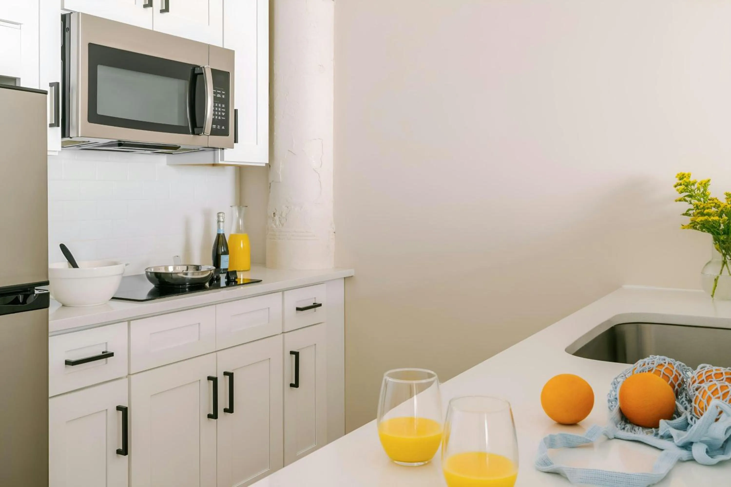 Kitchen or kitchenette in Sonder by Marriott Bonvoy Jewelers Row Apartments Millenium Park