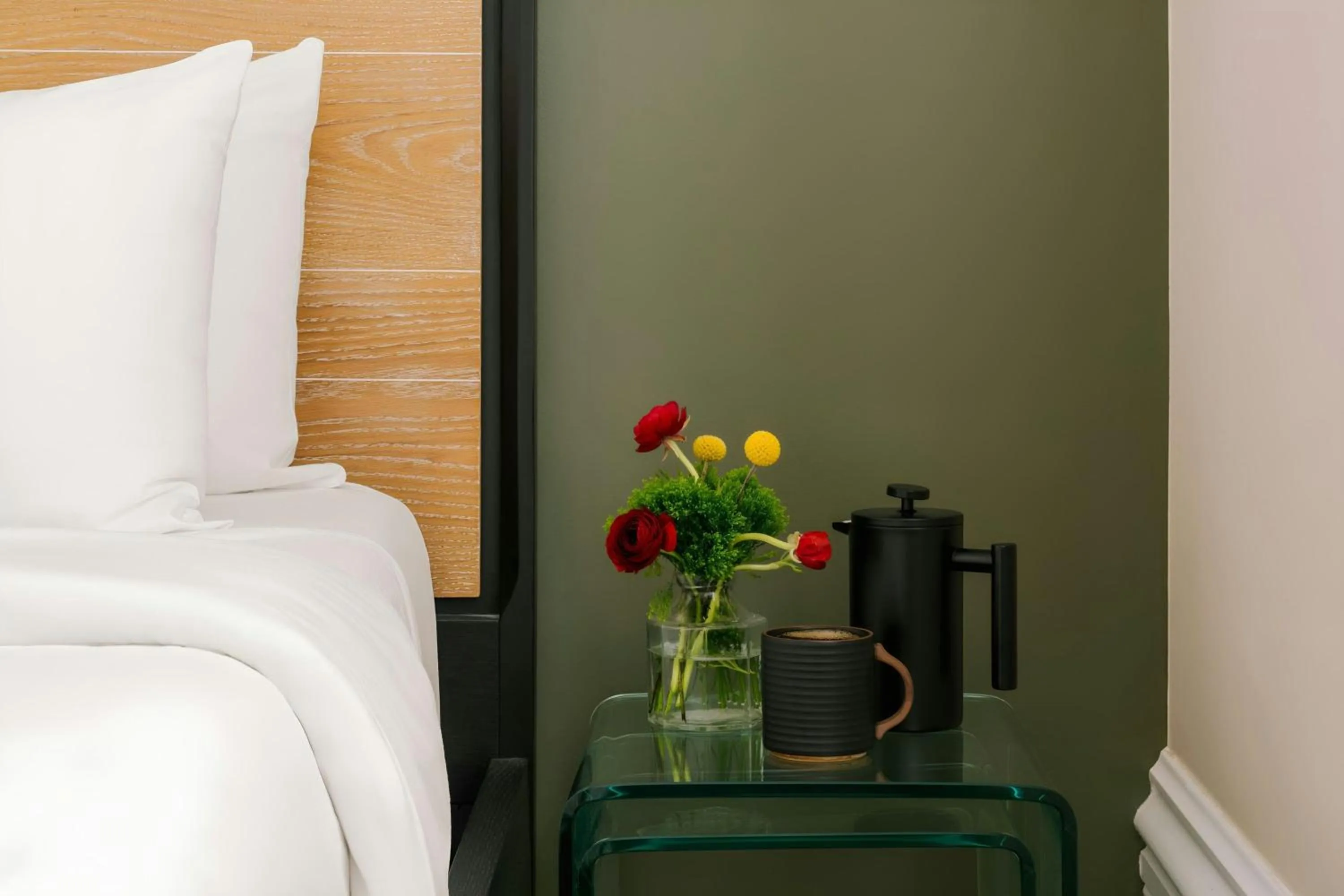 Bedroom, Bed in Sonder by Marriott Bonvoy Jewelers Row Apartments Millenium Park