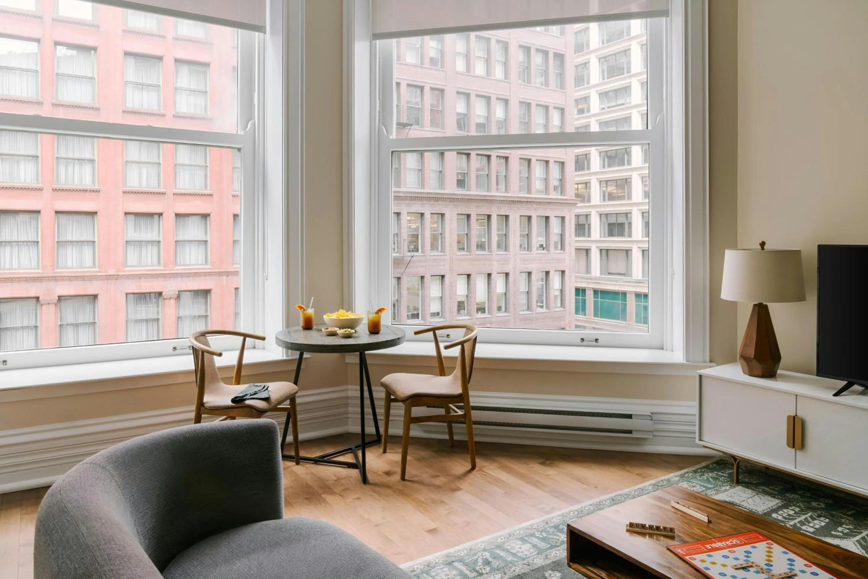 Photo of the whole room in Sonder by Marriott Bonvoy Jewelers Row Apartments Millenium Park