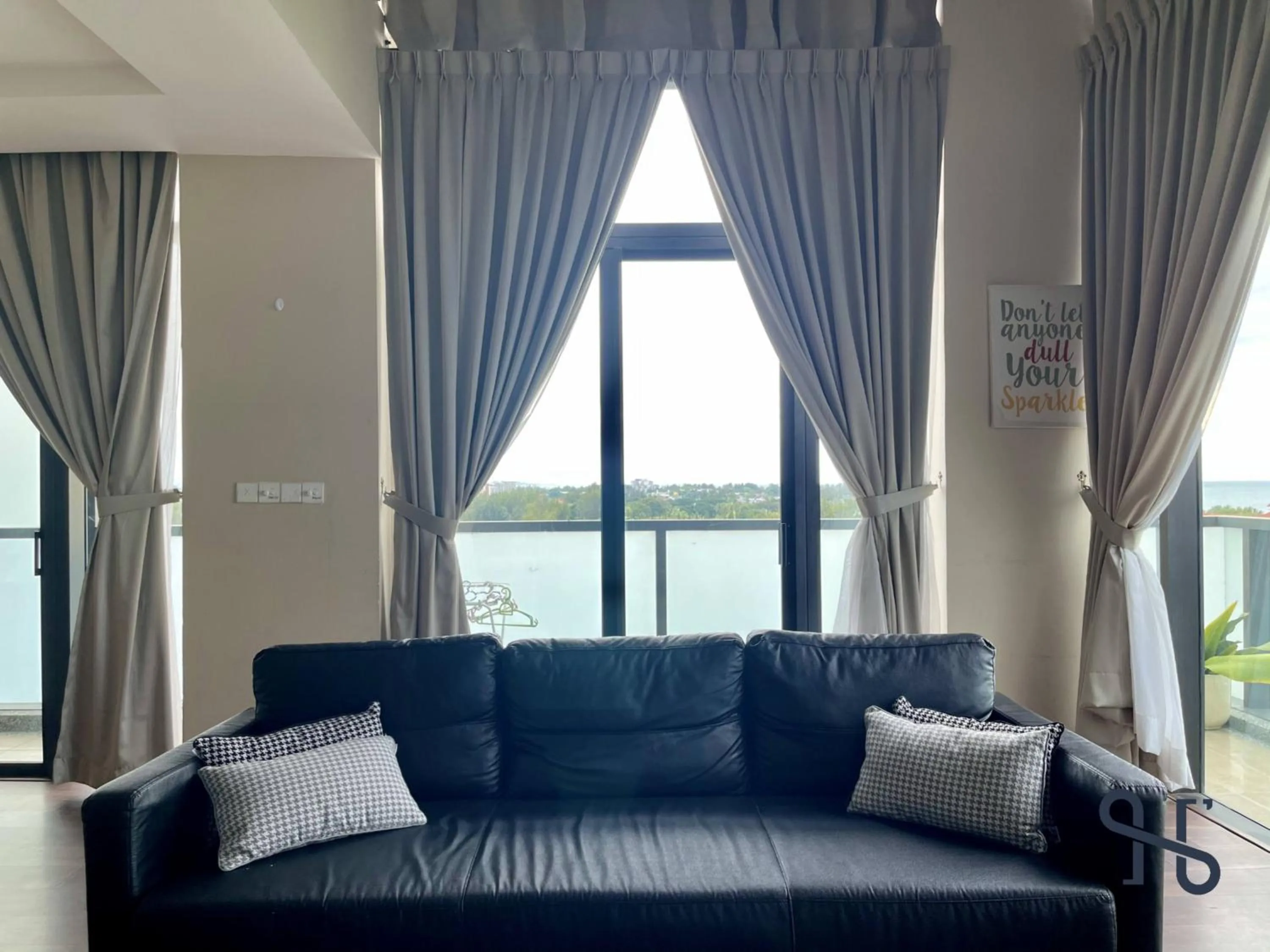 Living room in Homesuite' Home at Riverson Soho