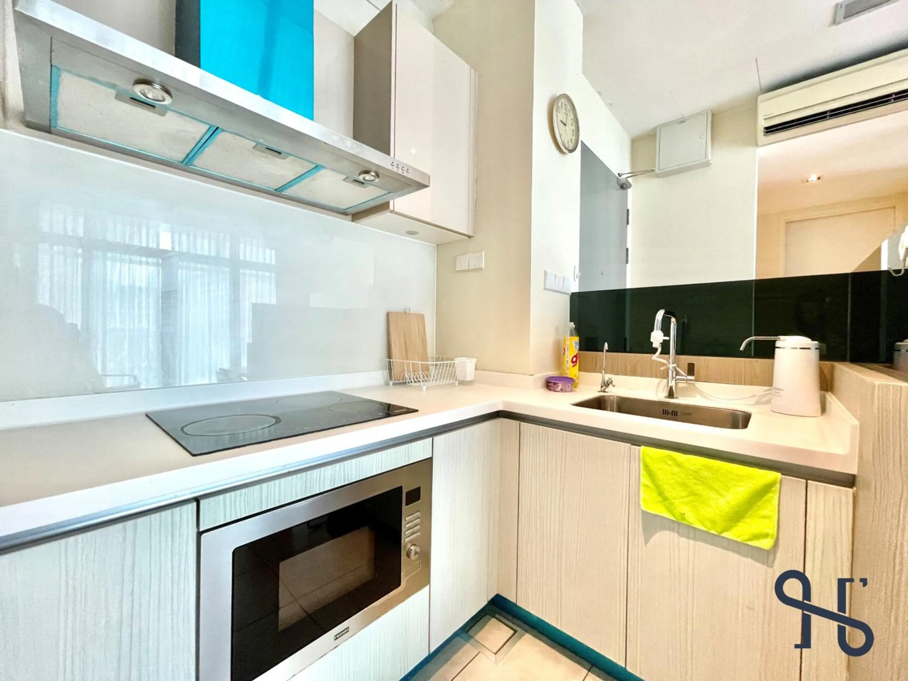 Kitchen or kitchenette in Homesuite' Home at Riverson Soho
