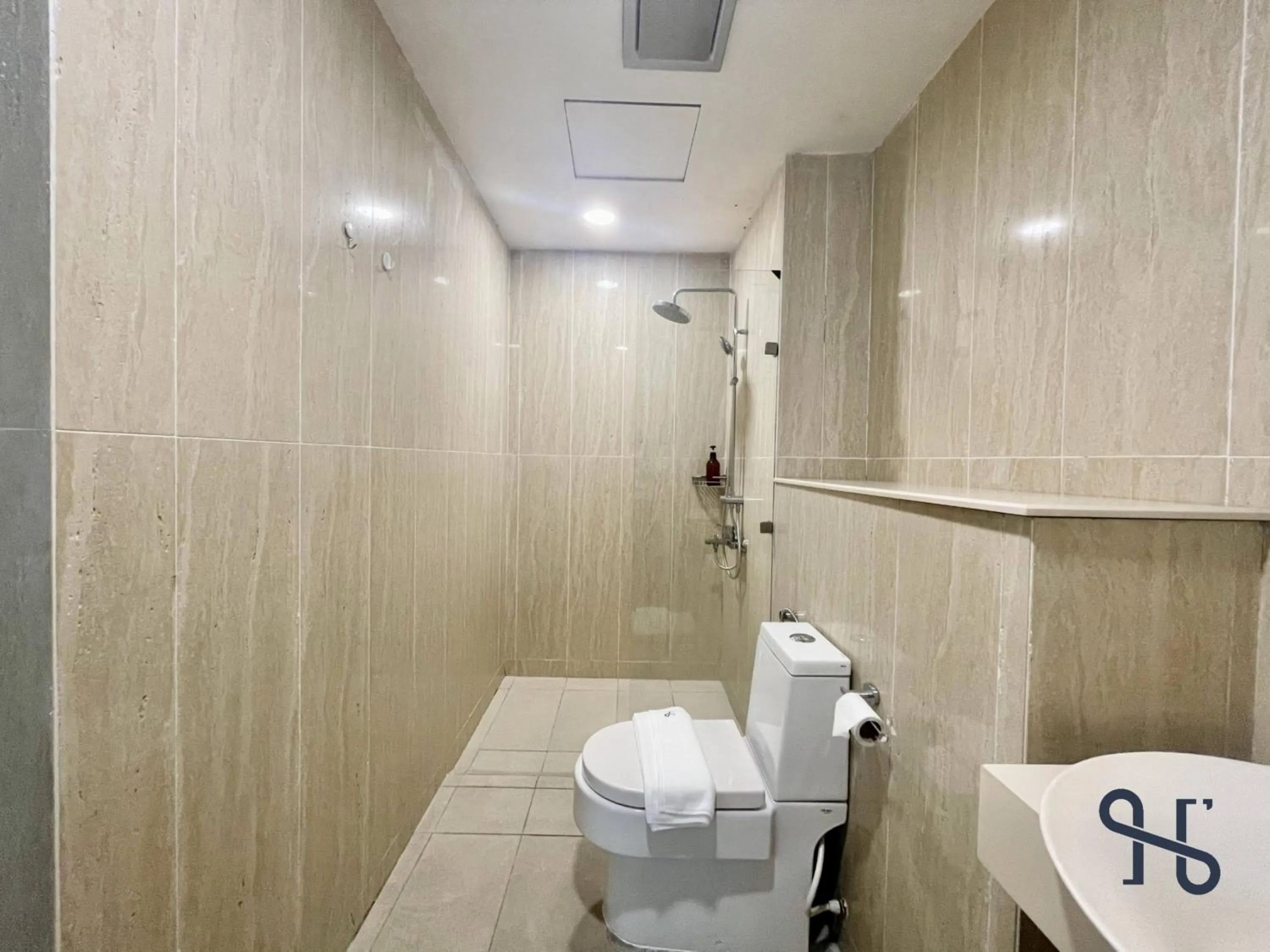 Bathroom in Homesuite' Home at Riverson Soho