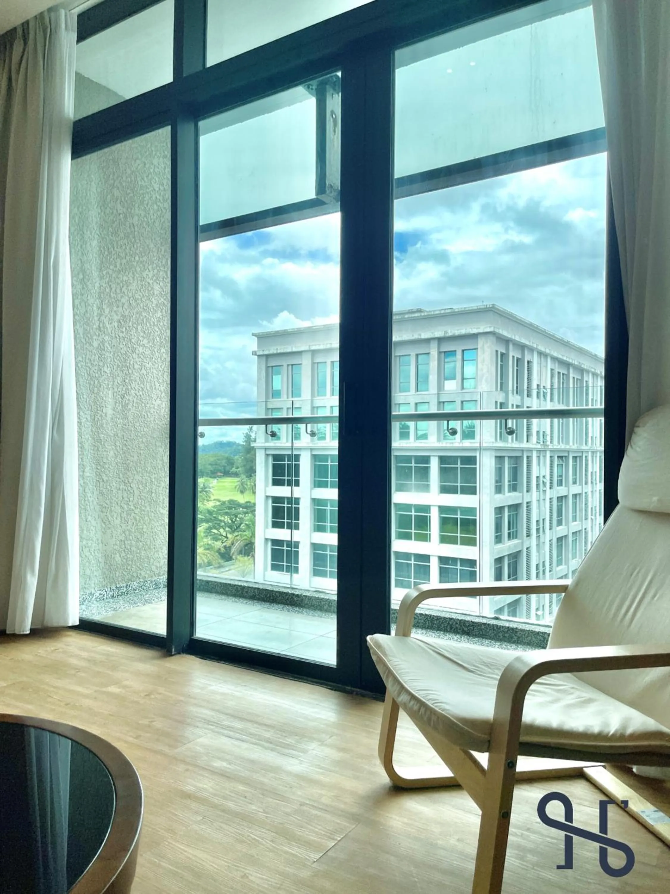 Day in Homesuite' Home at Riverson Soho