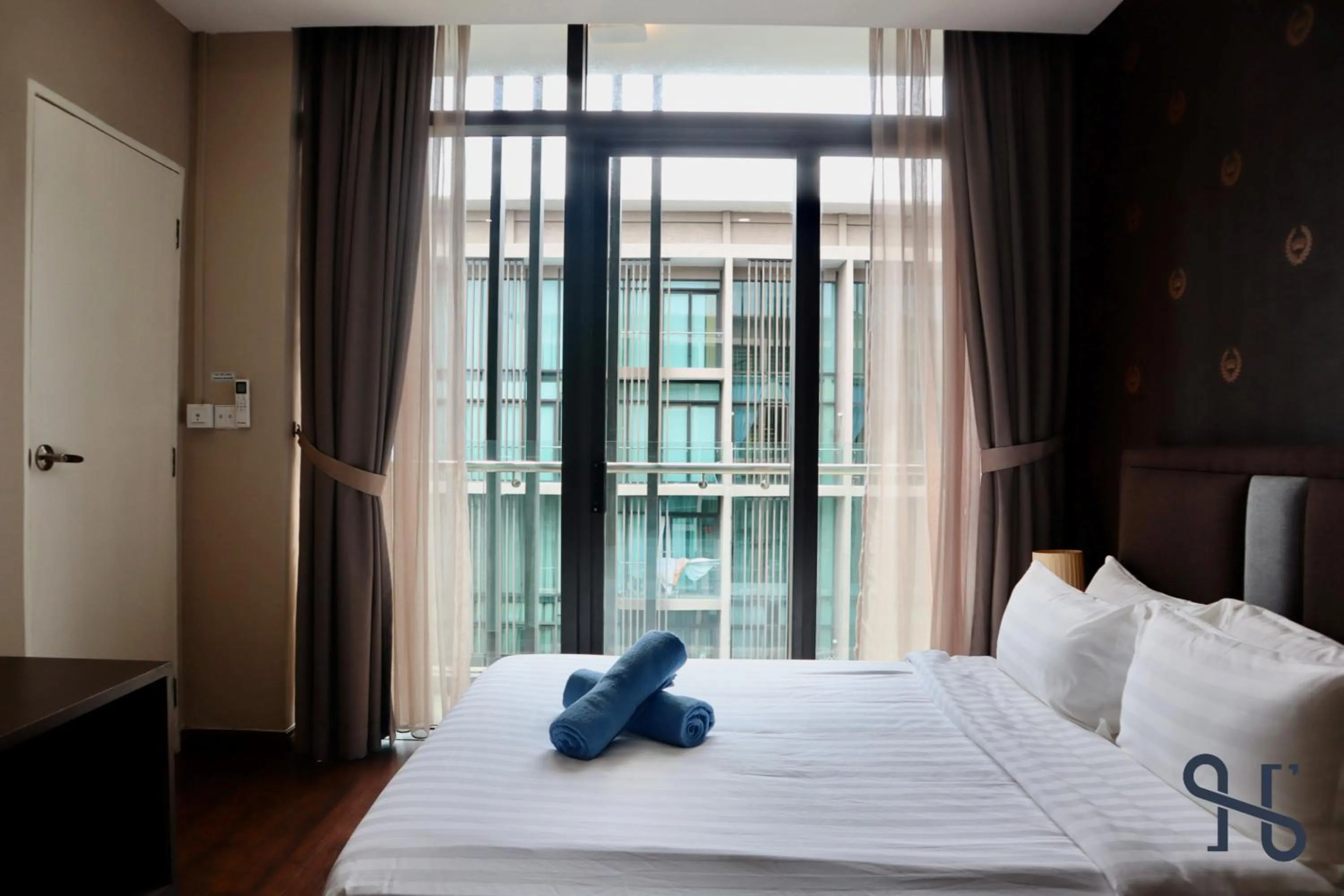 Bed in Homesuite' Home at Riverson Soho