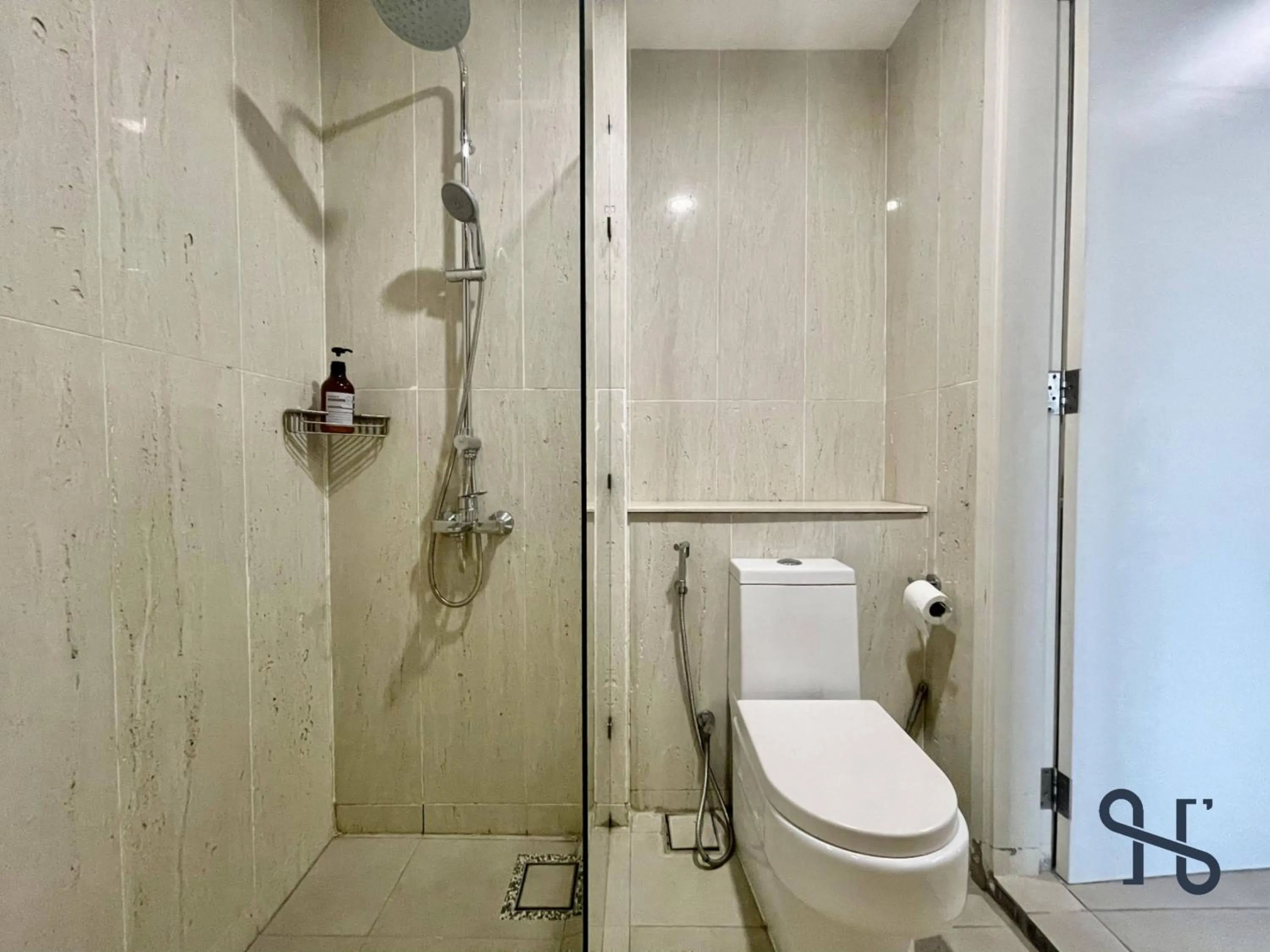 Bathroom in Homesuite' Home at Riverson Soho