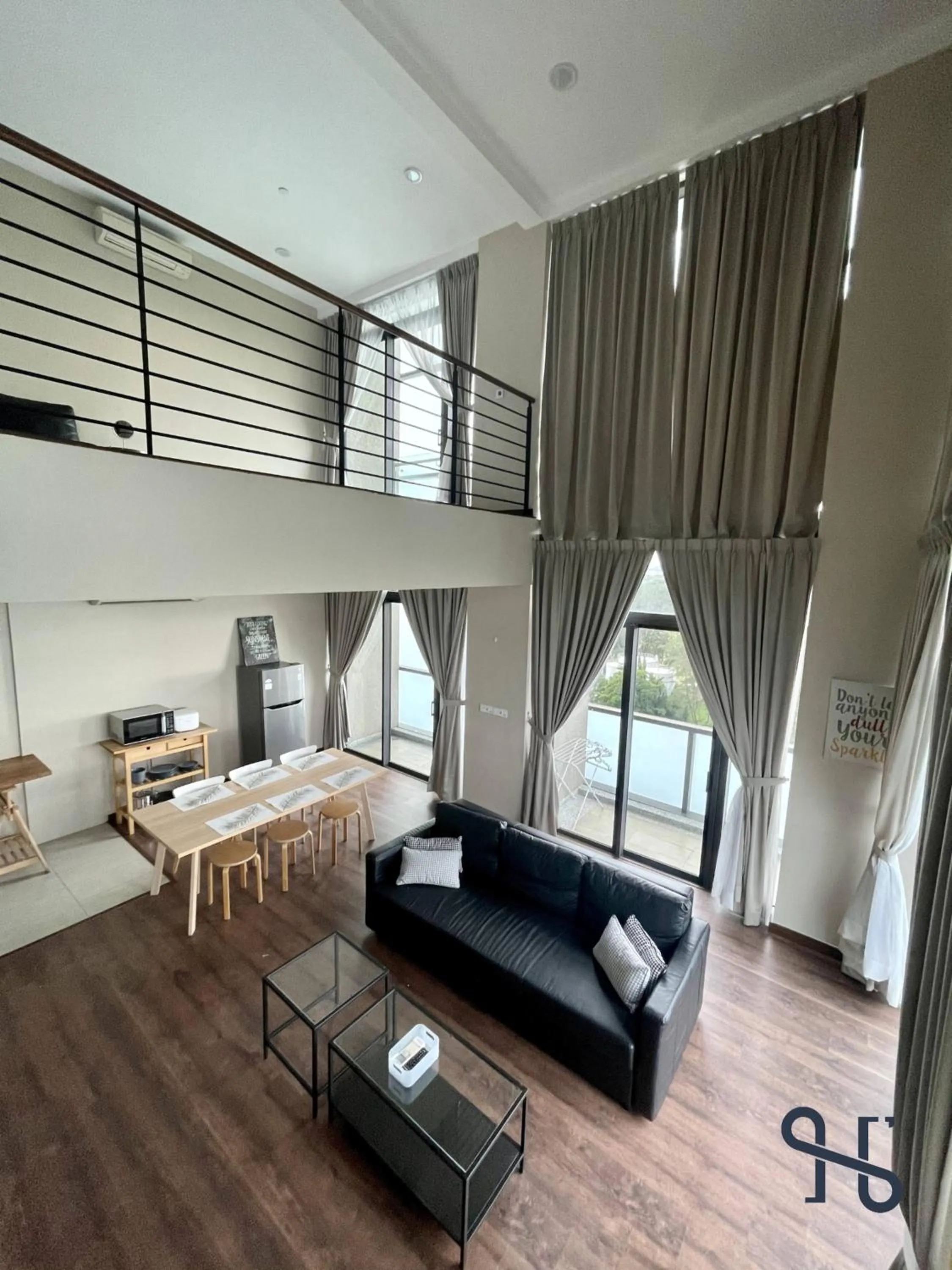 Living room, Bed in Homesuite' Home at Riverson Soho