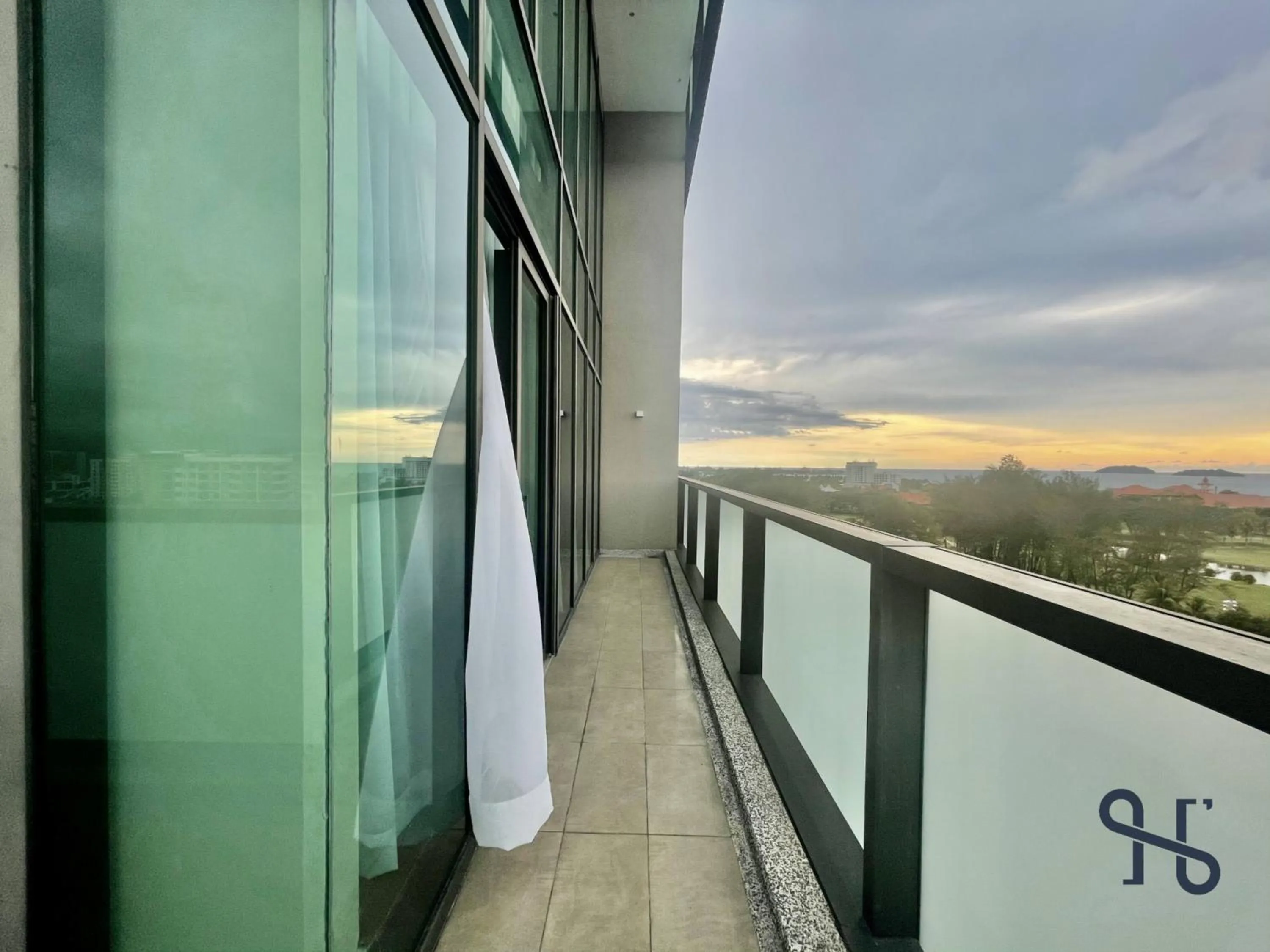 Balcony/Terrace in Homesuite' Home at Riverson Soho