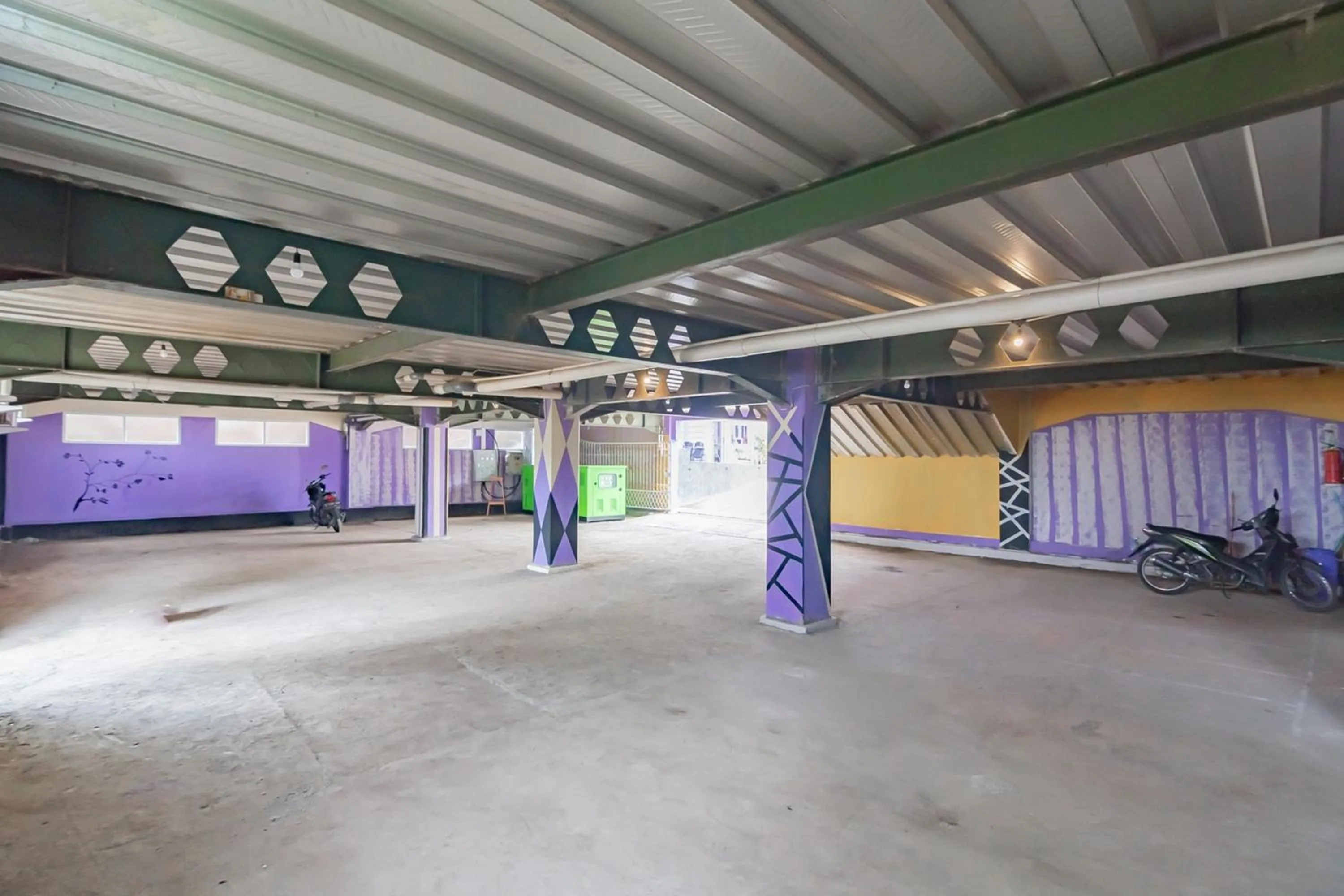 Parking in RedDoorz @ Cipanas Garut