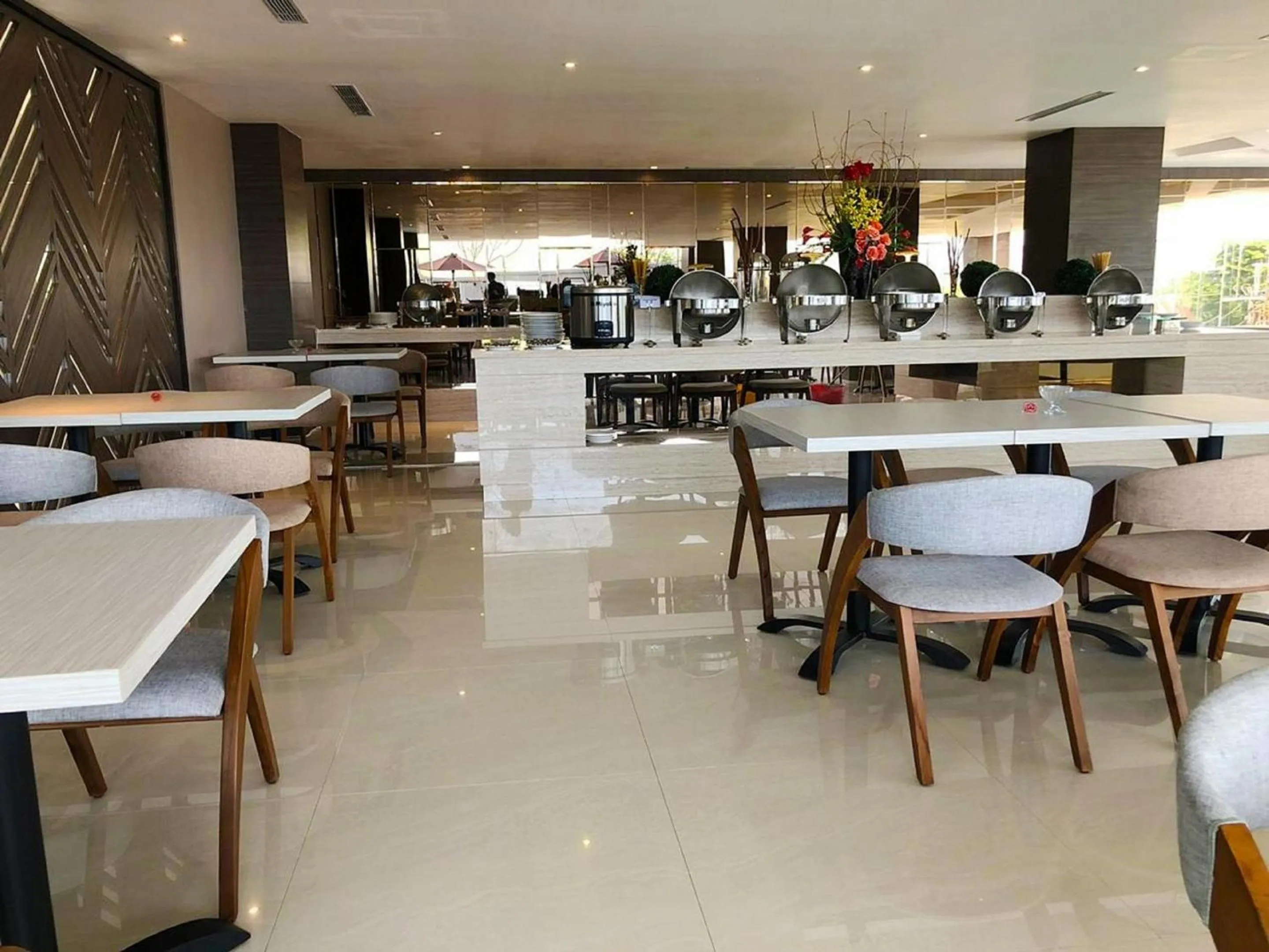 Restaurant/places to eat in Zenith Premiere Hotel Baubau