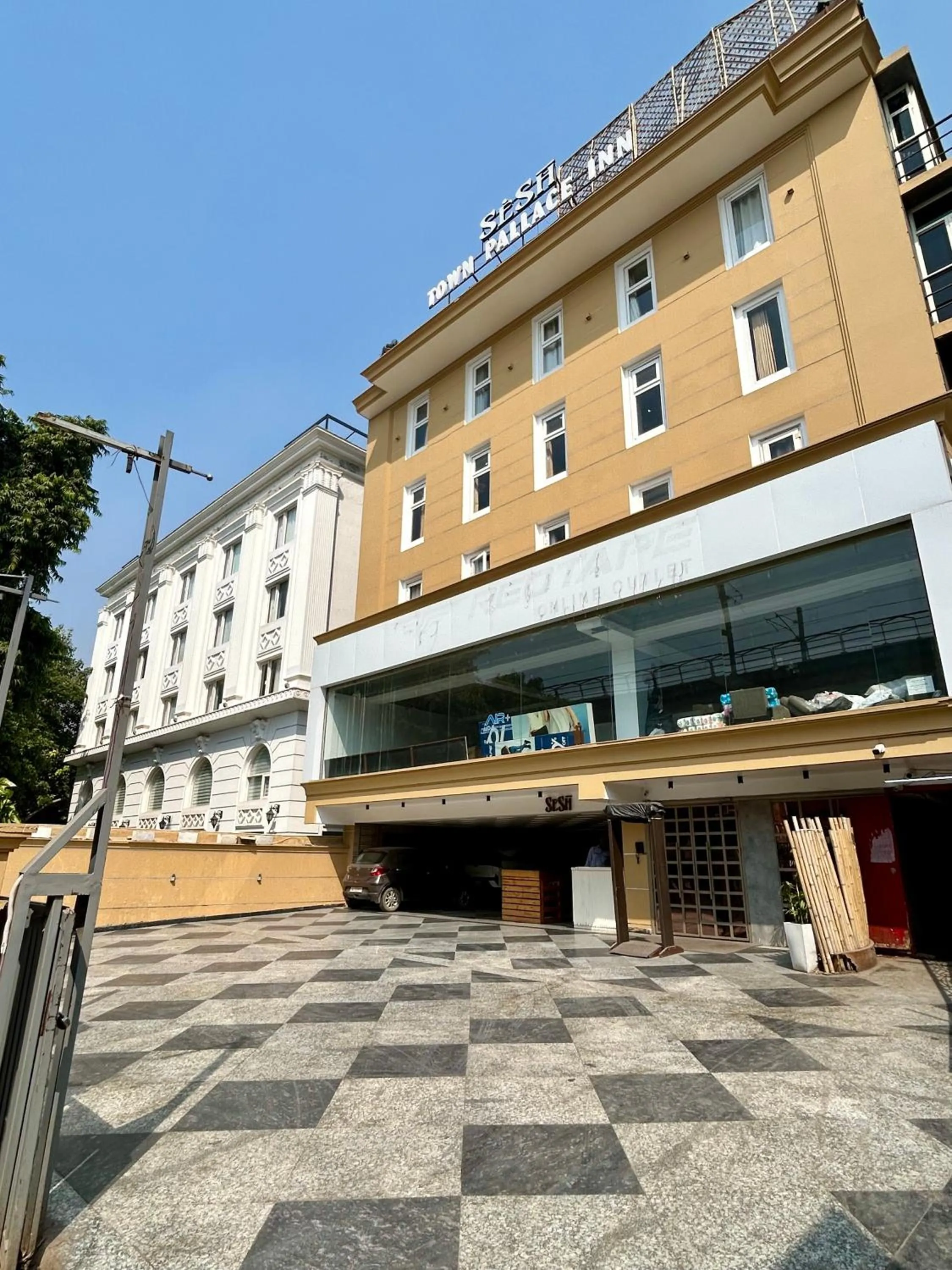 Property building in Town Pallace Inn - Hotel in New Delhi