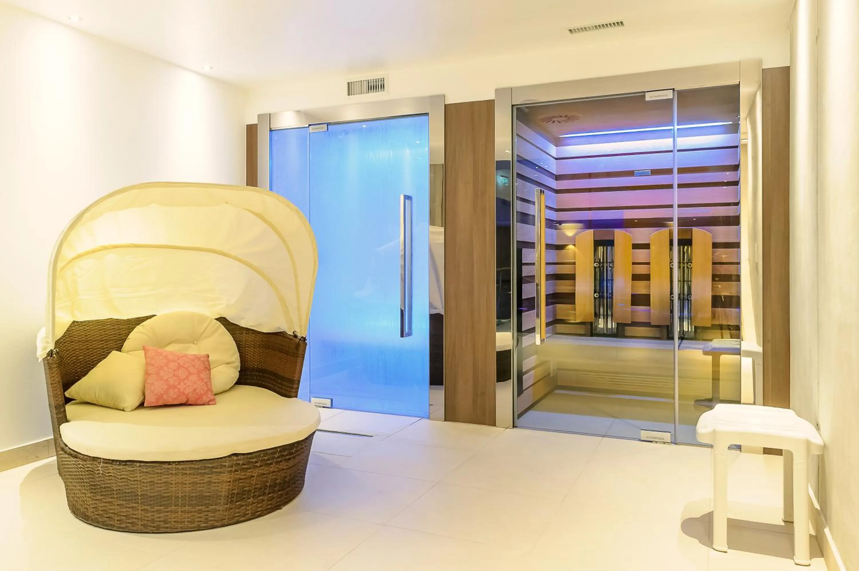 Steam room, Bed in Alpenlove - Adult SPA Hotel