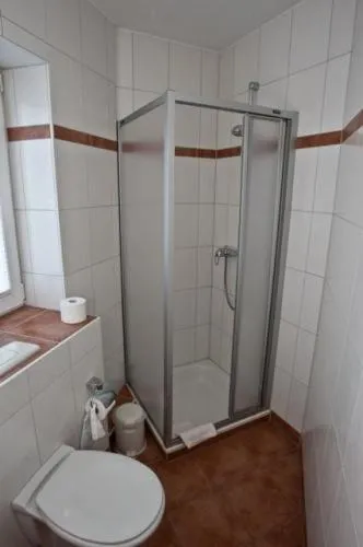 Shower in Hotel Manu