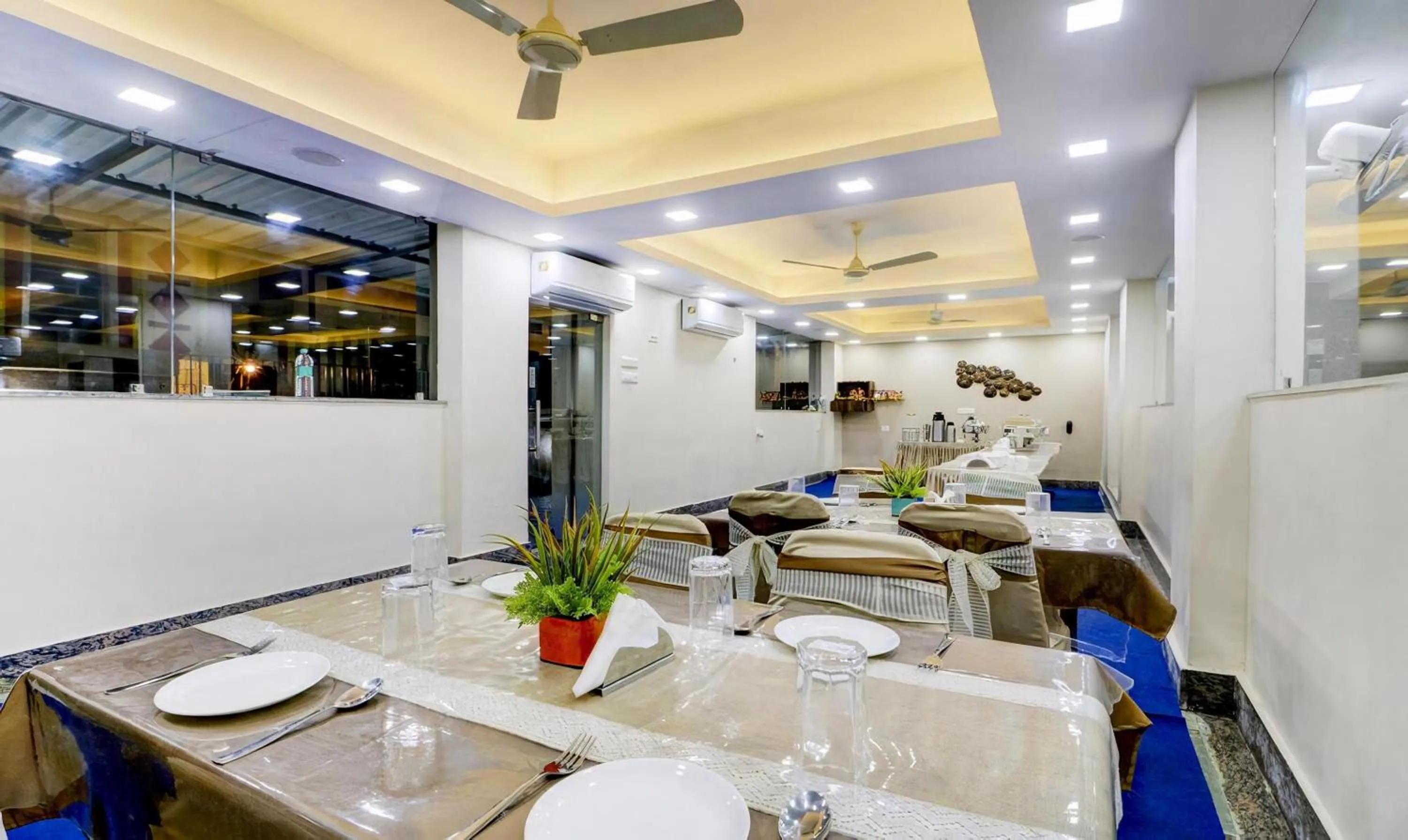 Restaurant/places to eat in Hotel Bandhan Residency