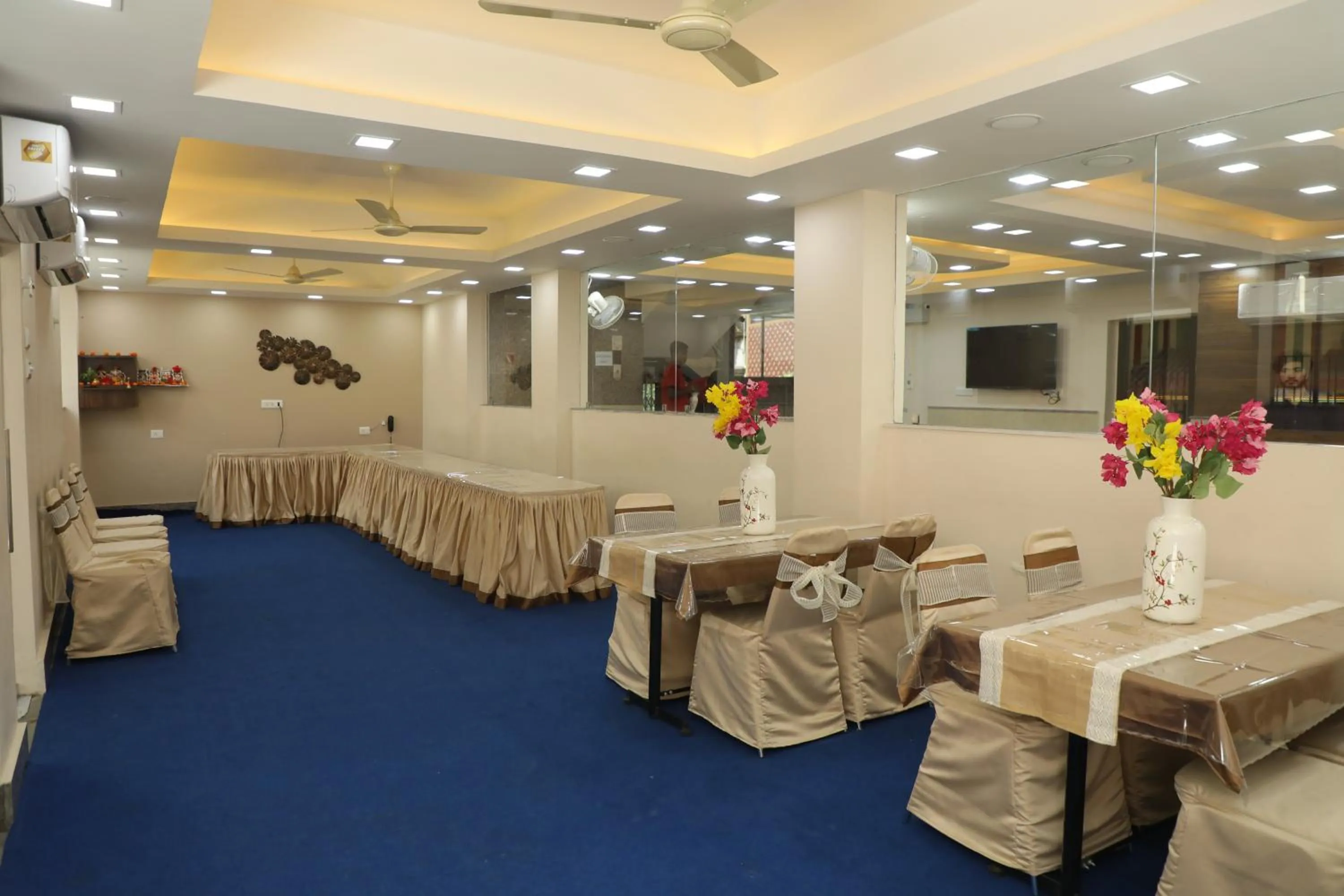 Restaurant/places to eat in Hotel Bandhan Residency