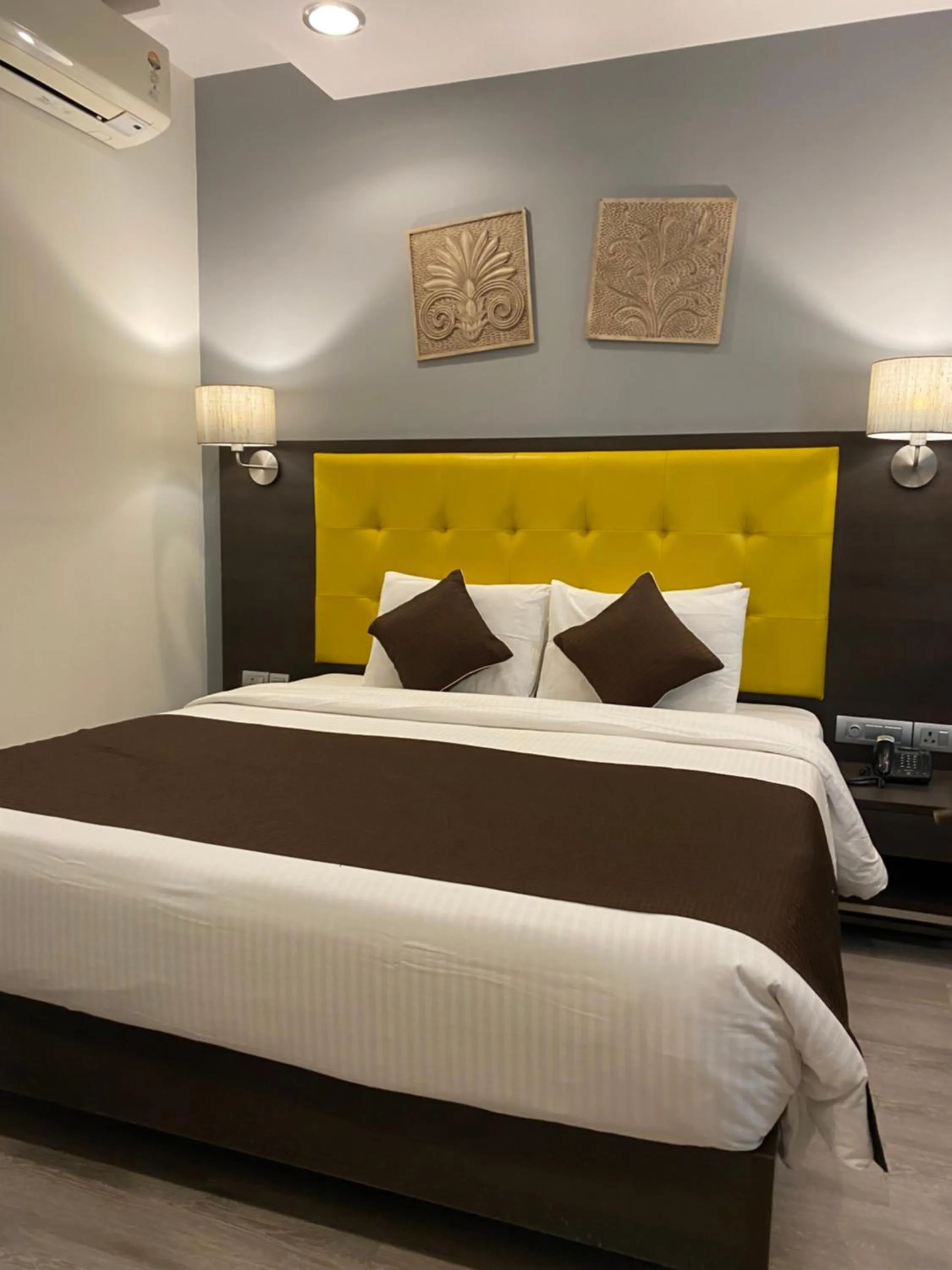 Bed in Hotel Mumbai House Airoli, Navi Mumbai