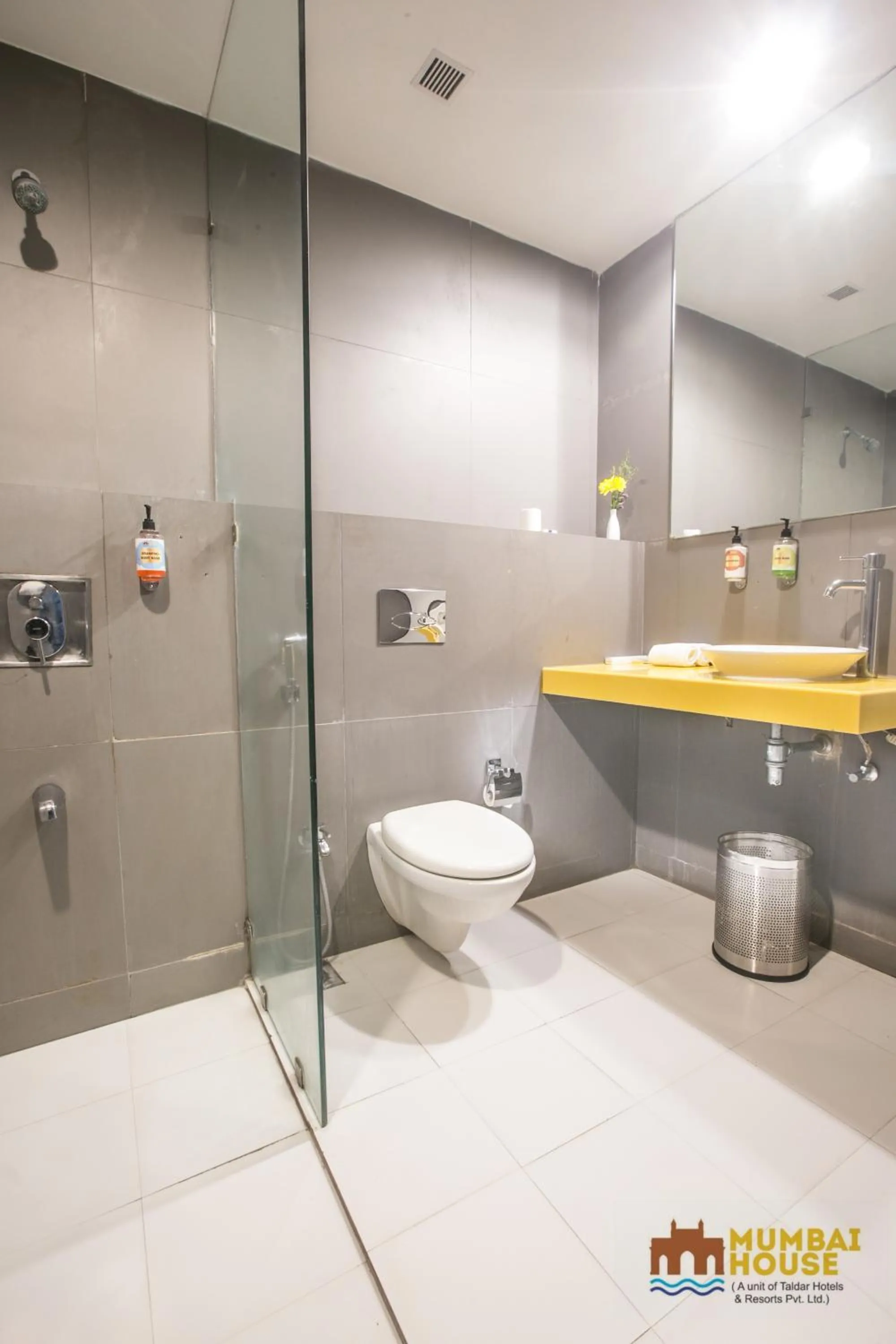 Bathroom in Hotel Mumbai House Airoli, Navi Mumbai