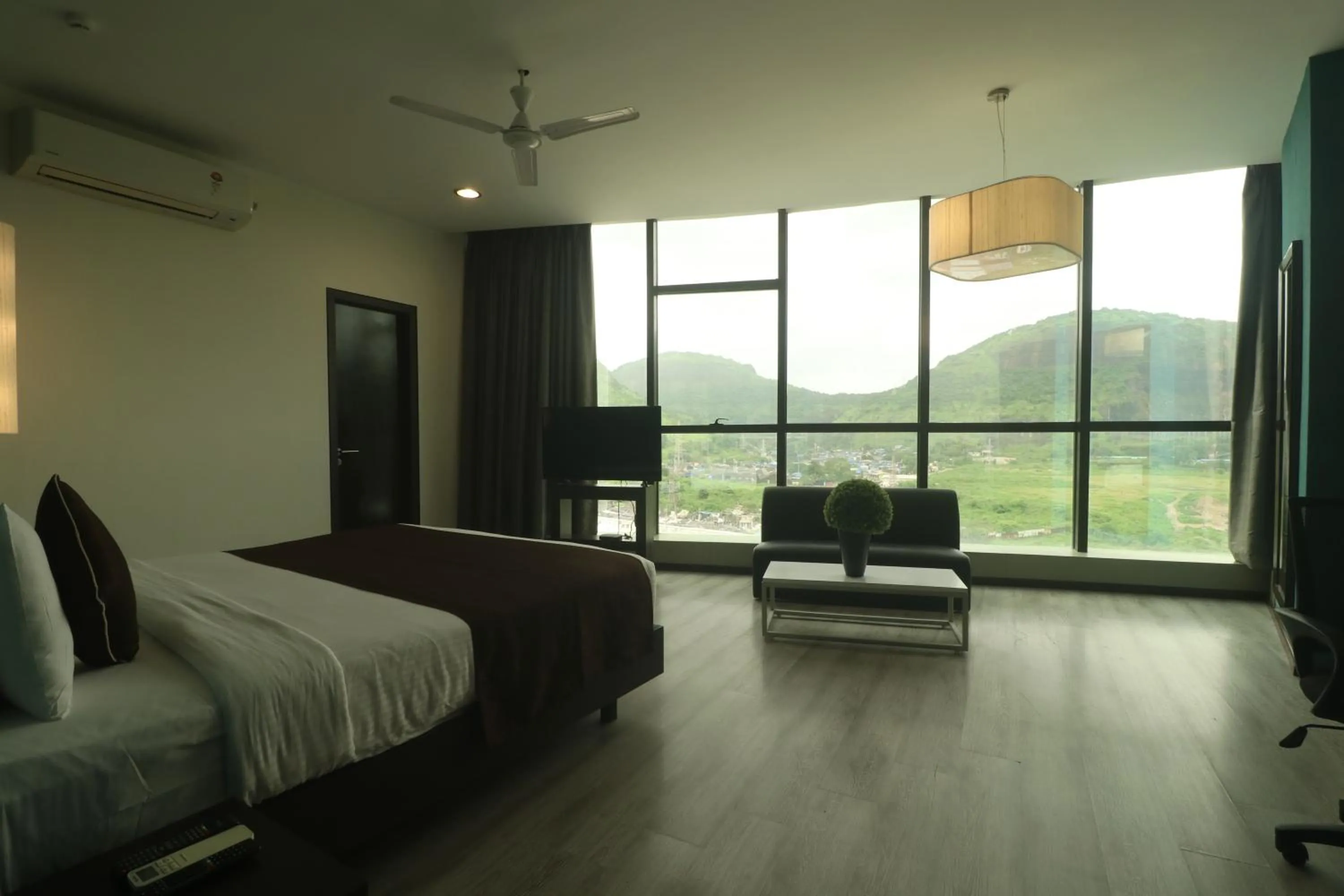 Hotel Mumbai House Airoli, Navi Mumbai