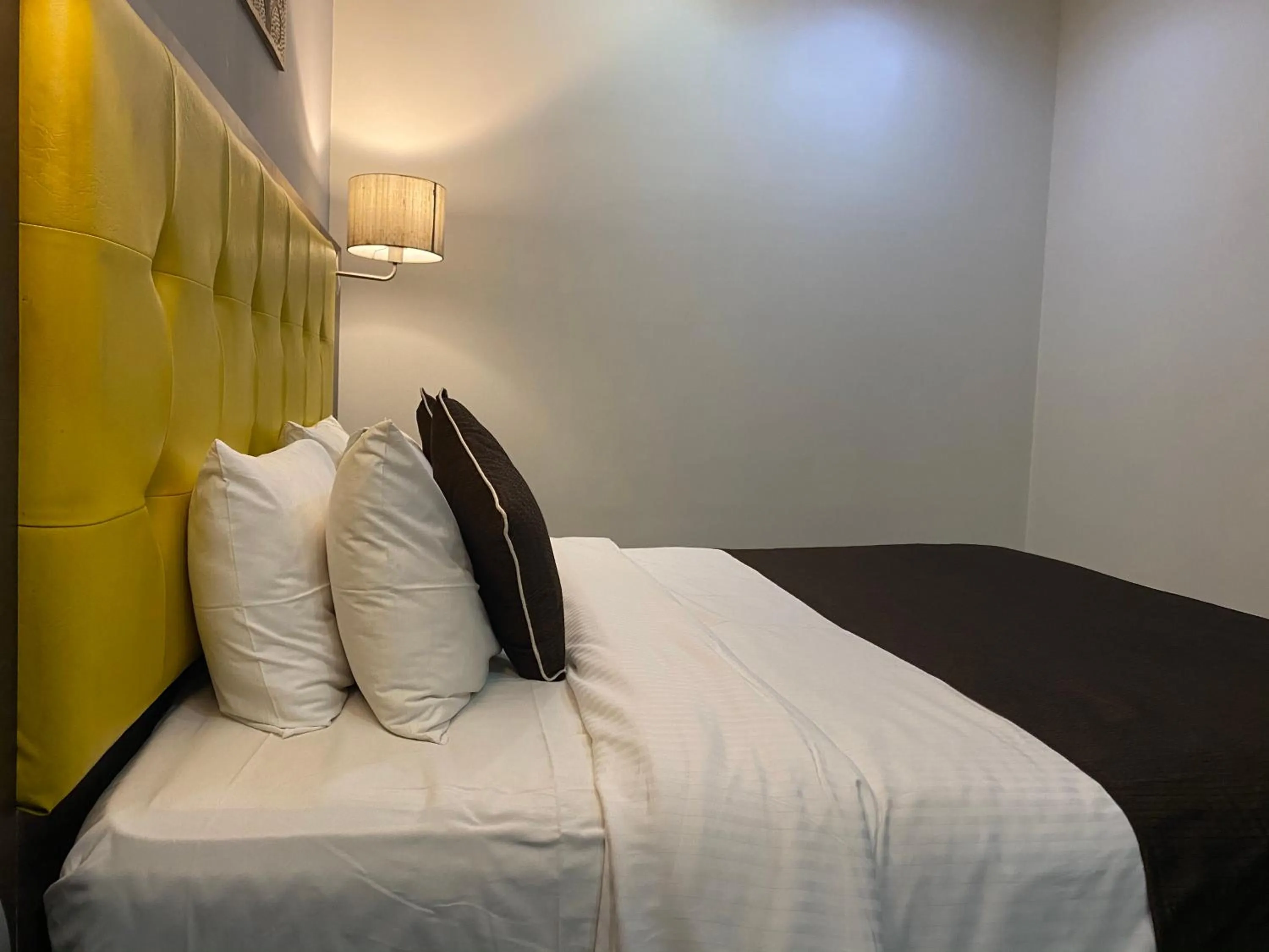 Bed in Hotel Mumbai House Airoli, Navi Mumbai