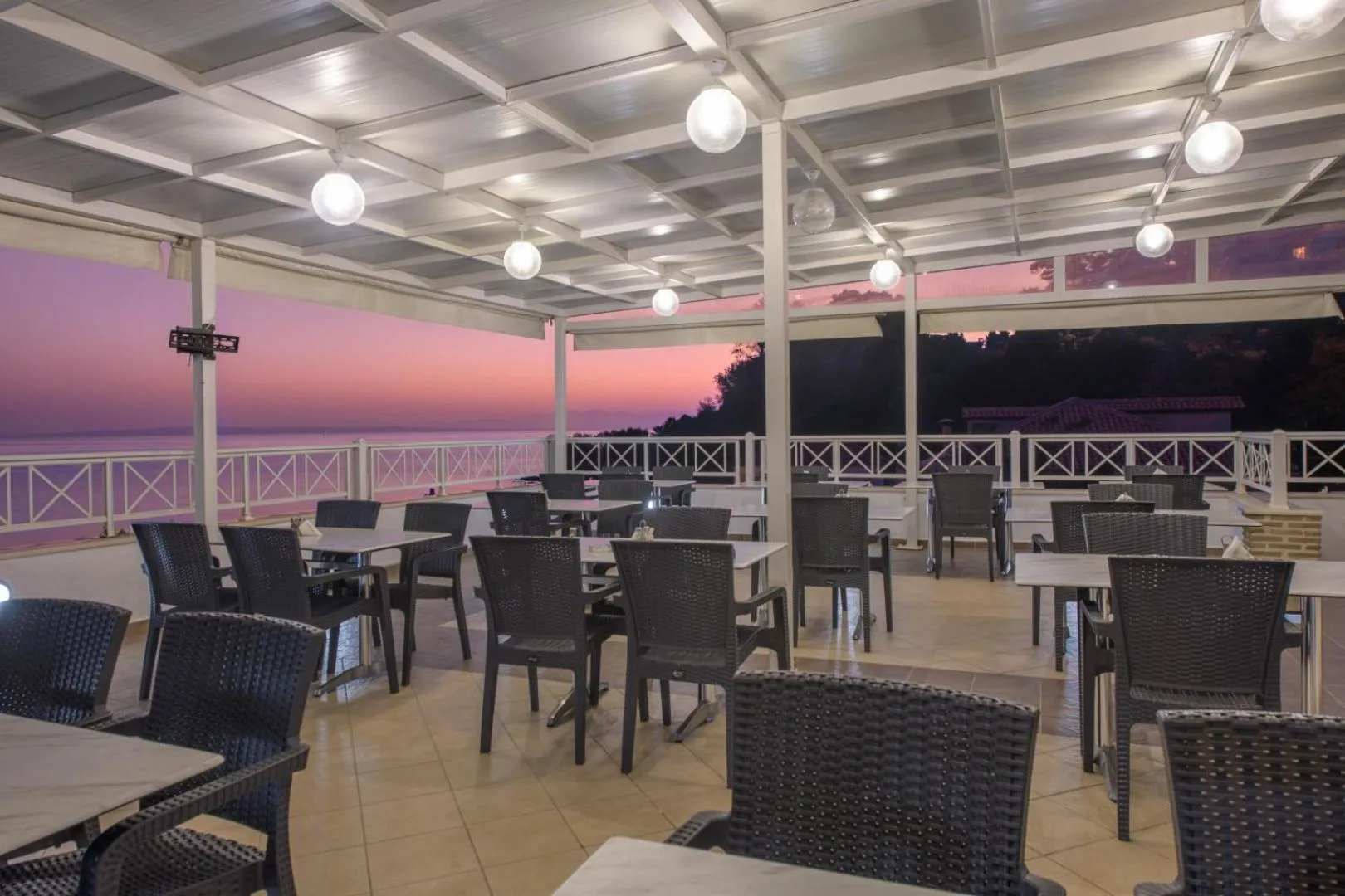 Restaurant/places to eat in Nefeli Beach - living by the sea