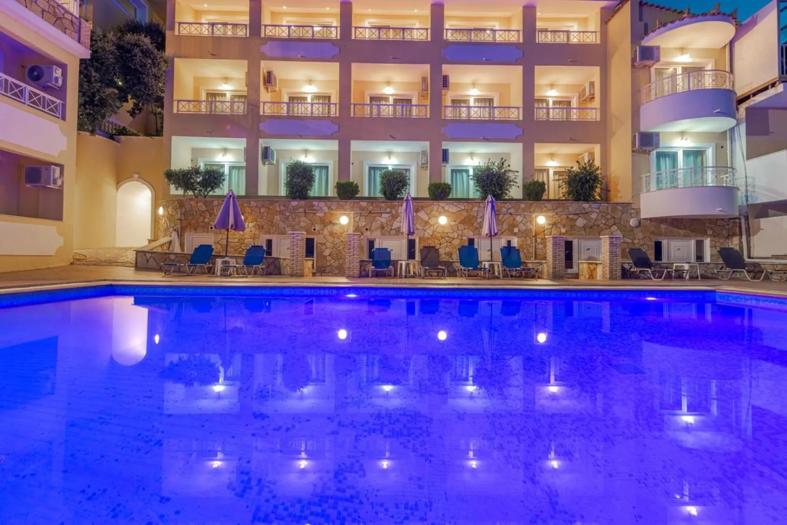 Night in Nefeli Beach - living by the sea