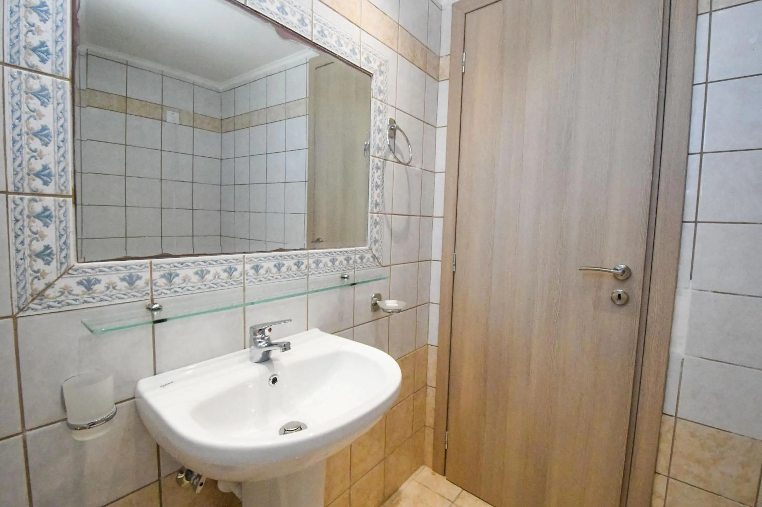 Bathroom in Nefeli Beach - living by the sea