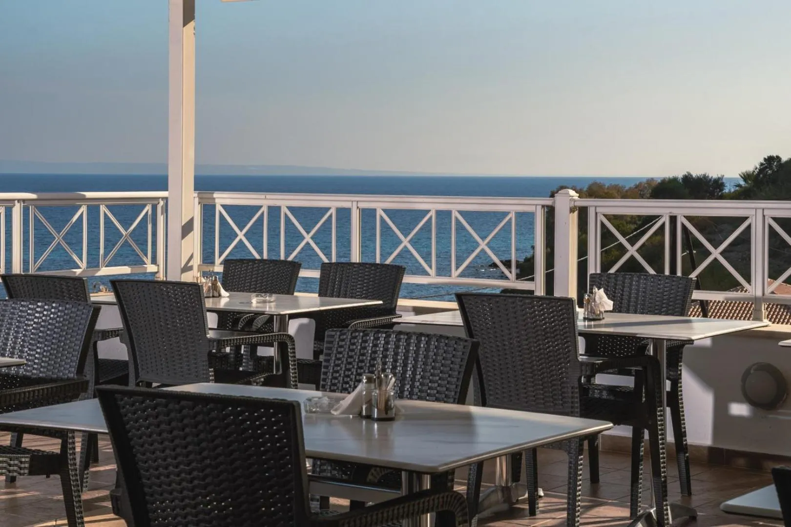 Restaurant/places to eat in Nefeli Beach - living by the sea