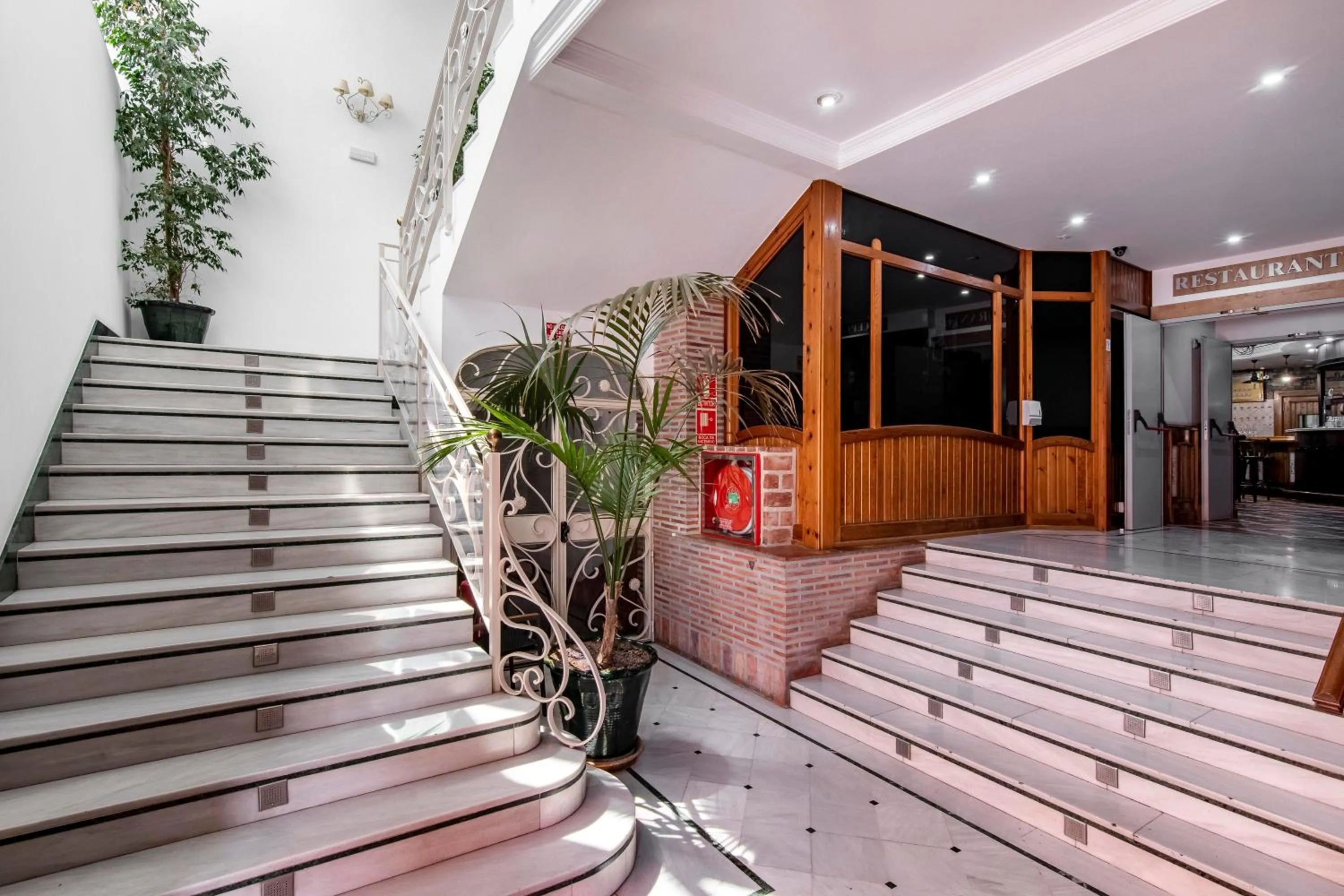 Restaurant/places to eat in HOTEL DON RAMIRO