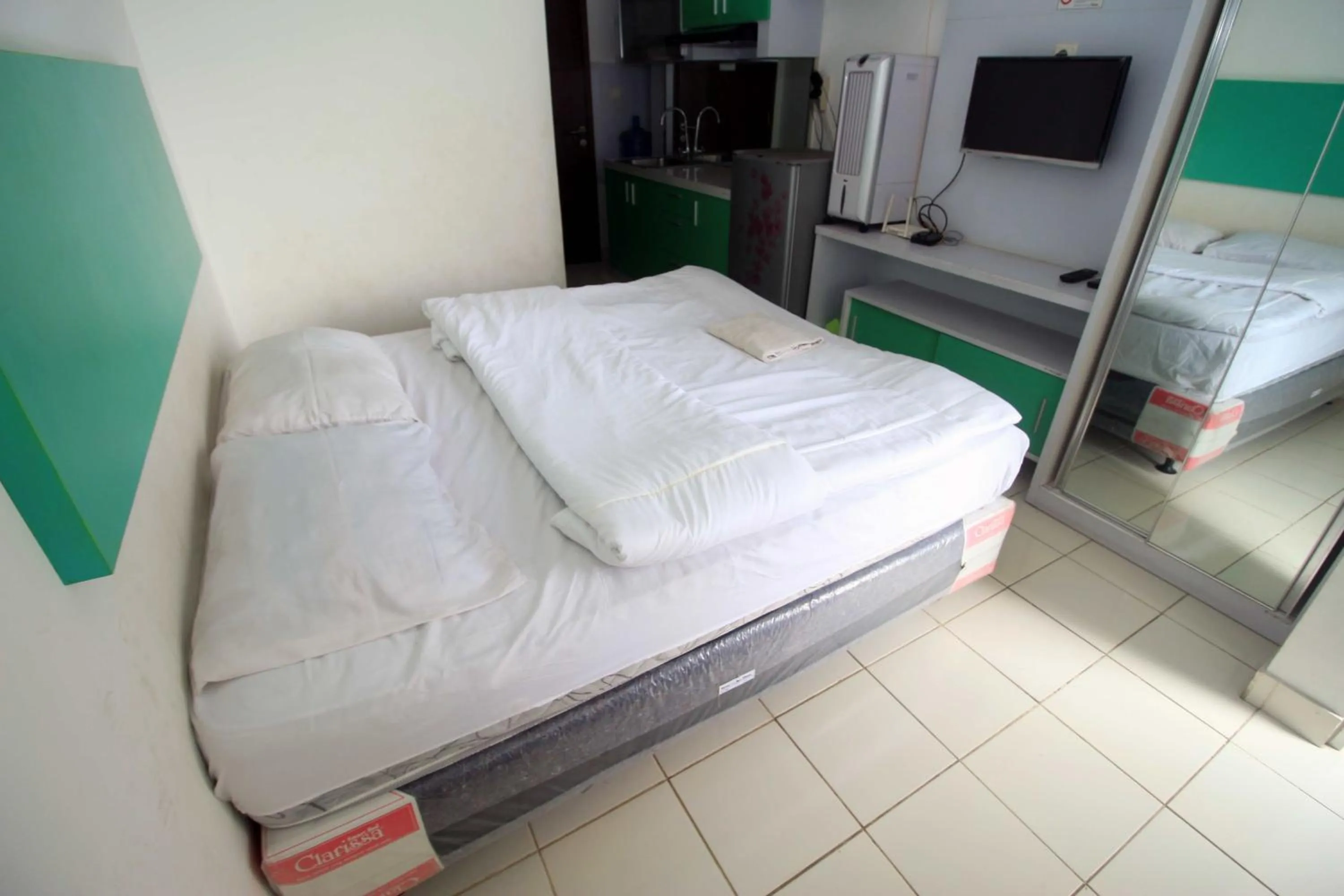 Bed in Easton Park Residence by Mustika