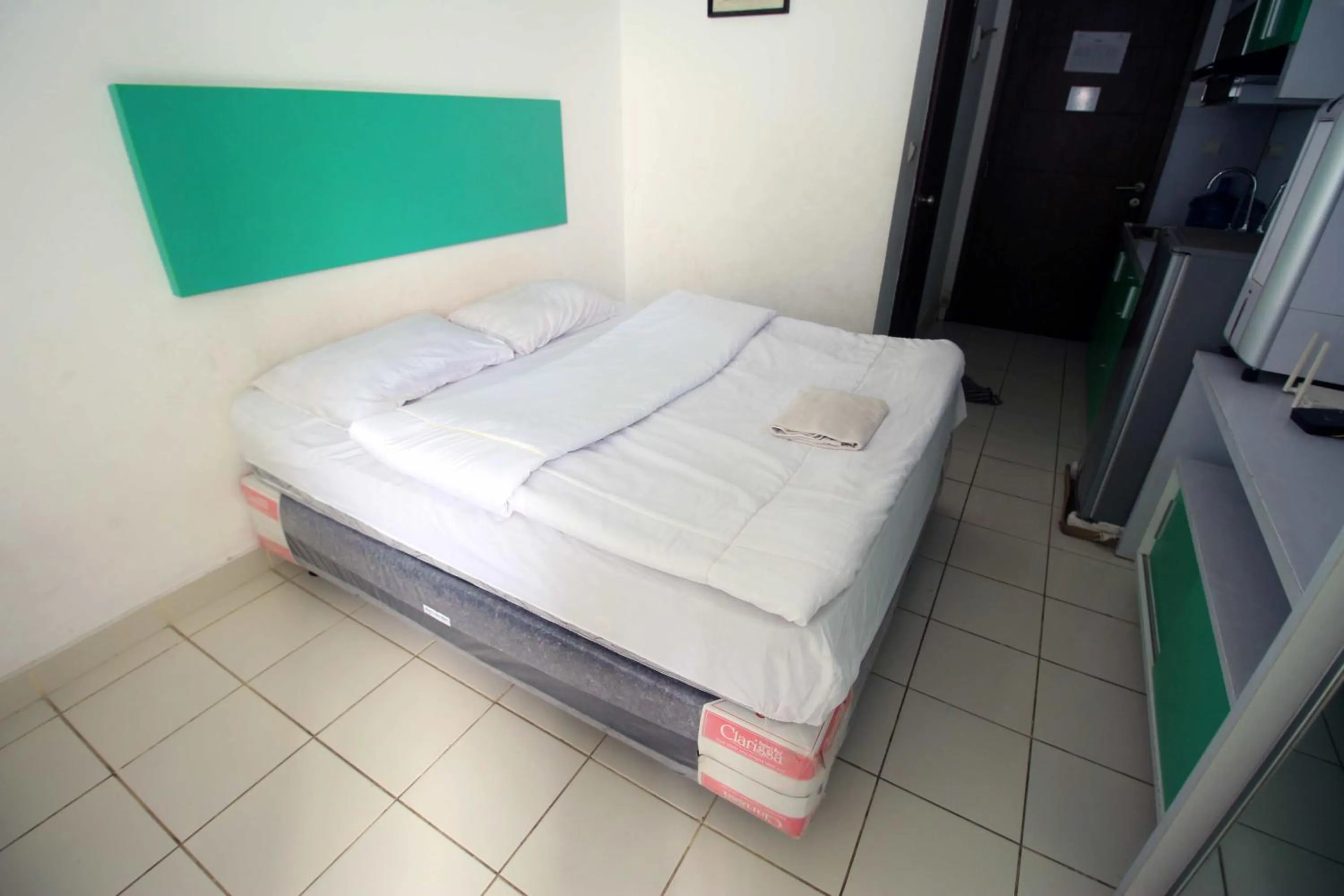 Bed in Easton Park Residence by Mustika