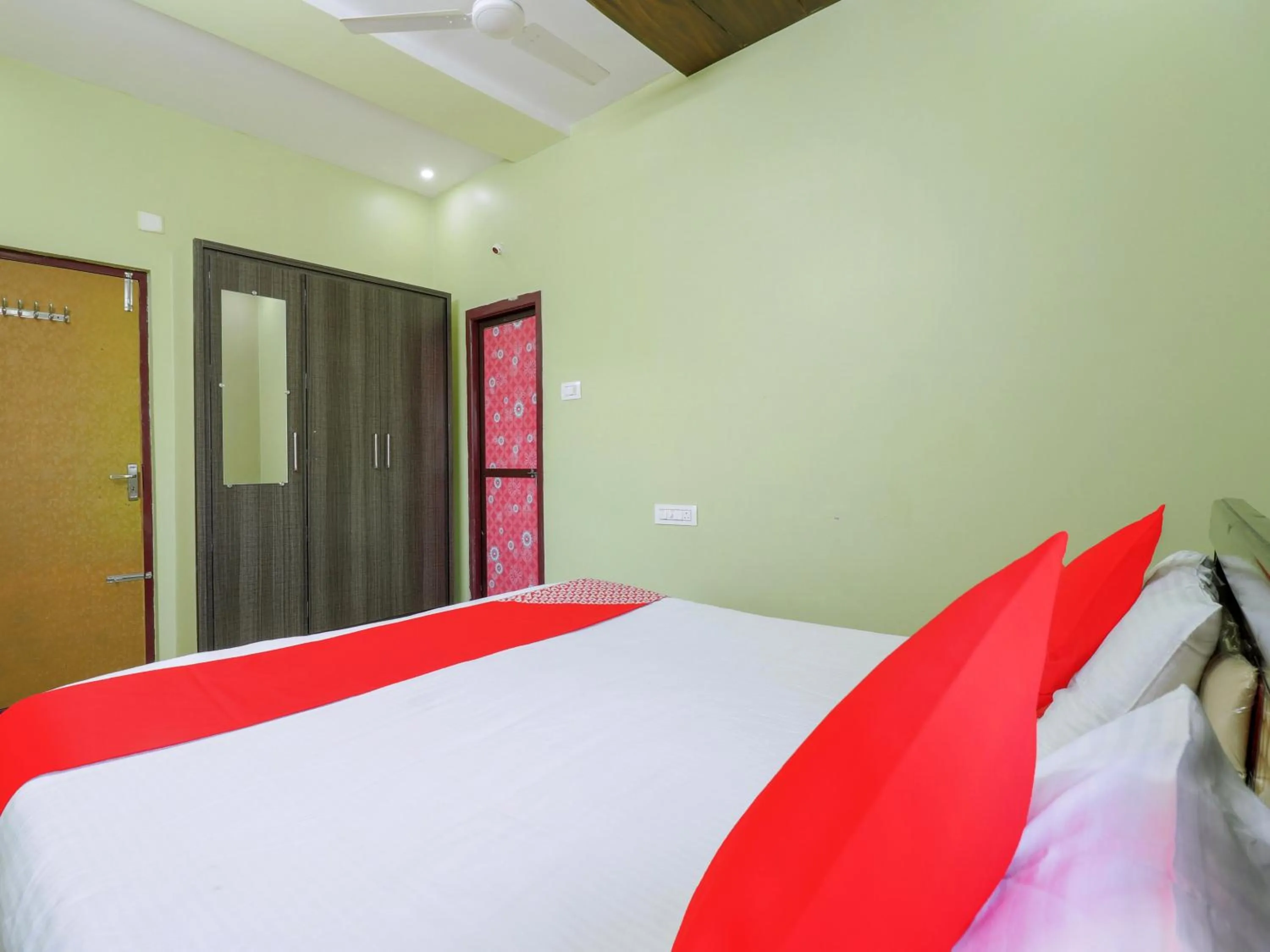 Bedroom, Bed in Hotel O Sea Coastal Inn