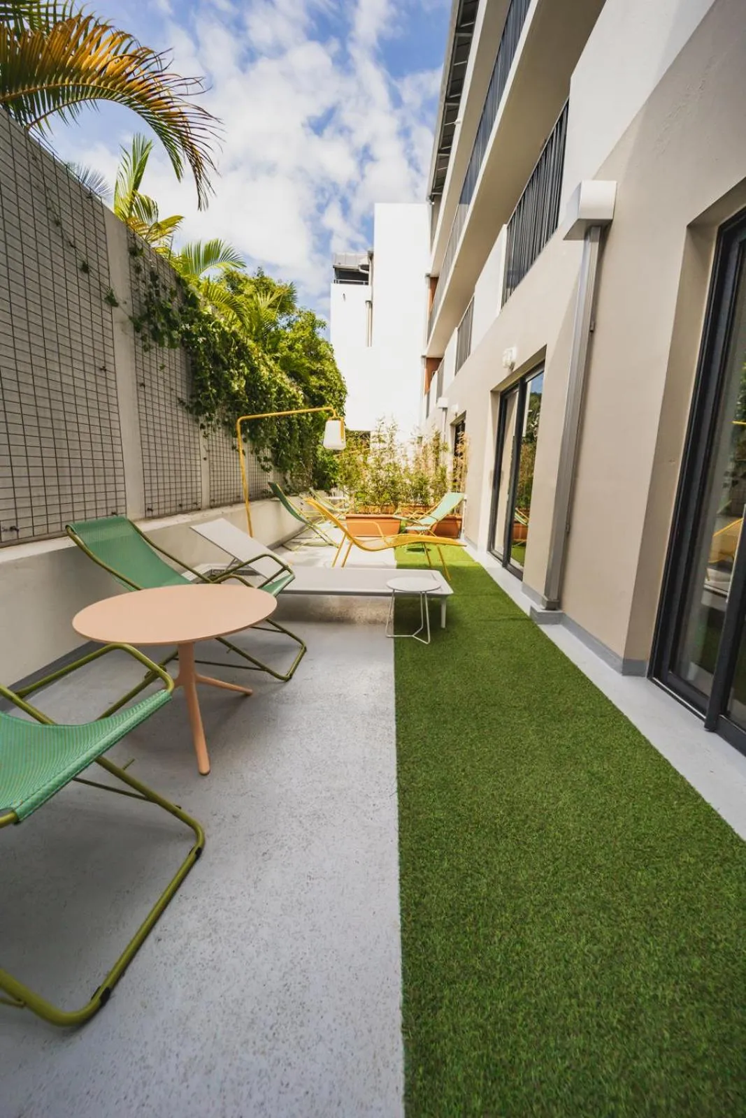 Patio in HÔTEL LE TERRE SAINTE