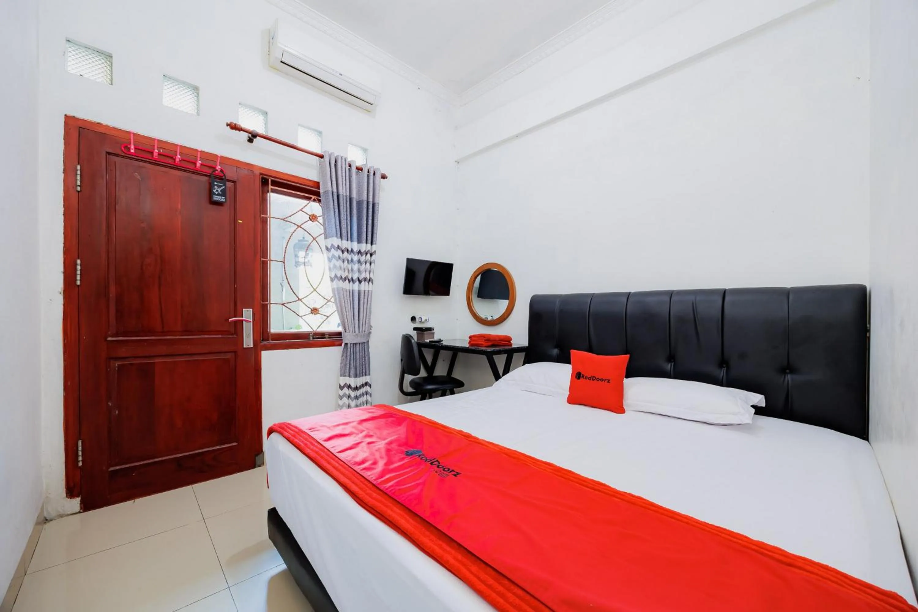 Bedroom, Bed in RedDoorz Syariah near UMS Solo - RSO Soeharso