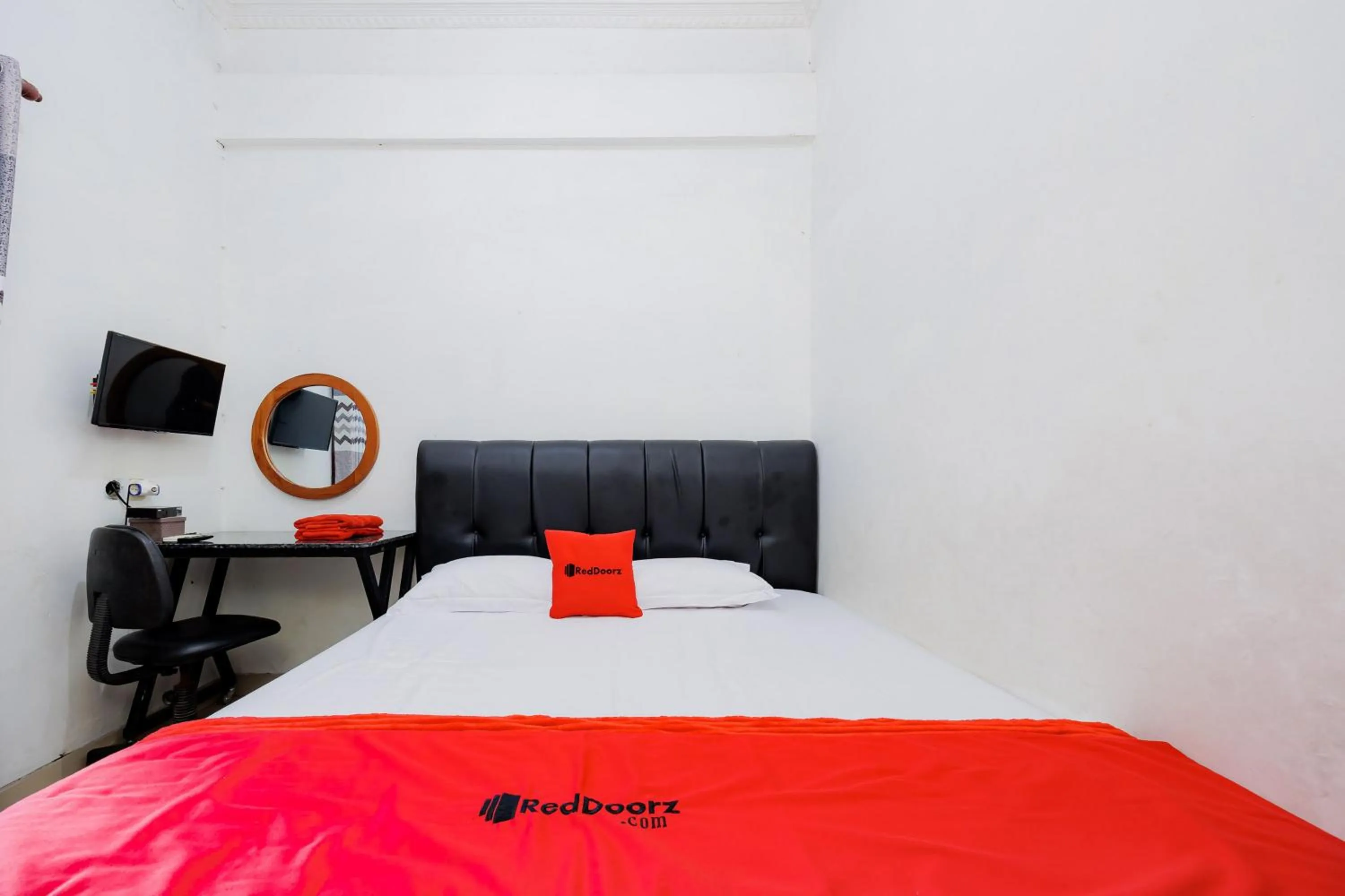 Bedroom, Bed in RedDoorz Syariah near UMS Solo - RSO Soeharso