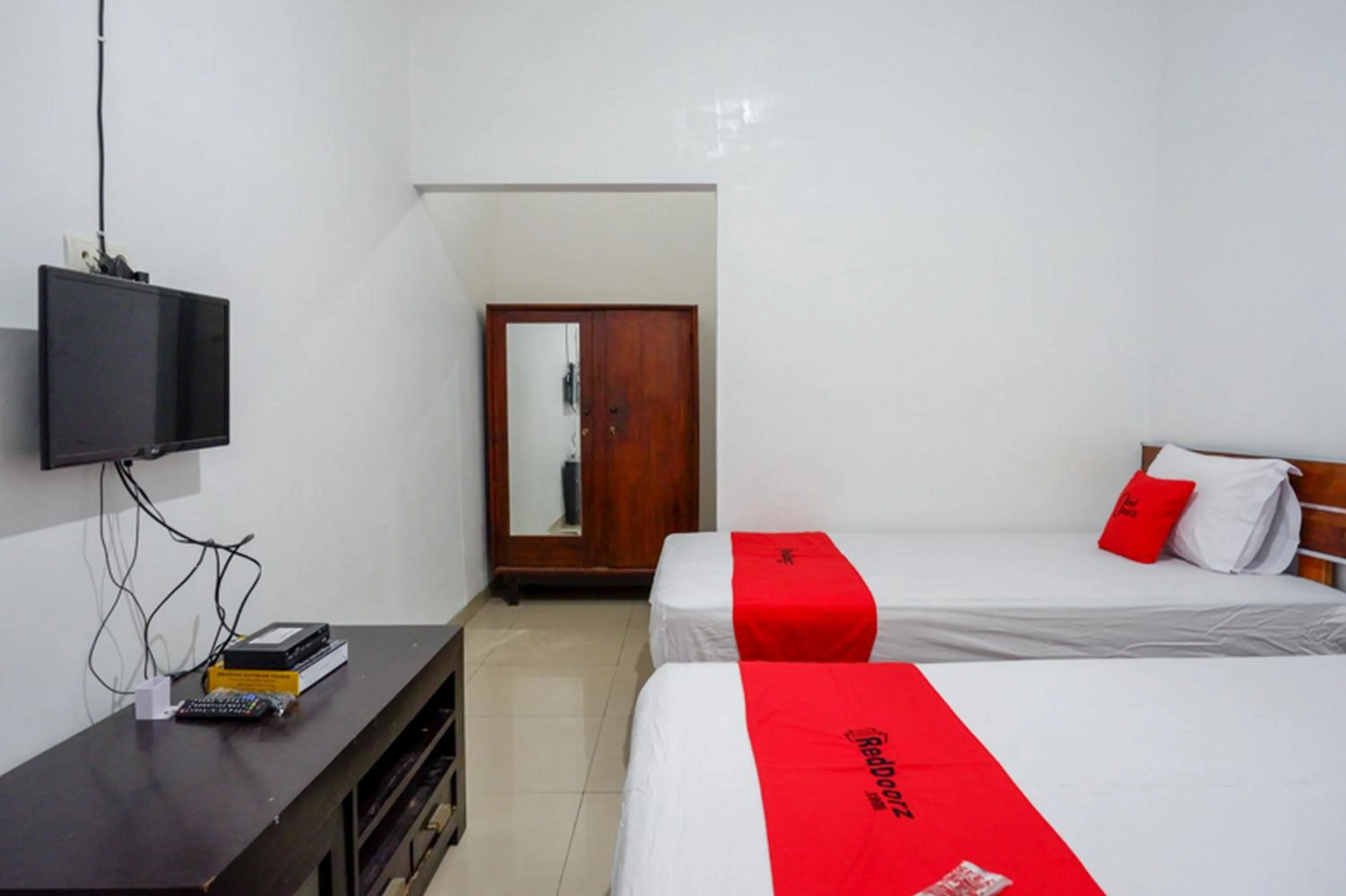 Bed in RedDoorz Syariah near UMS Solo - RSO Soeharso