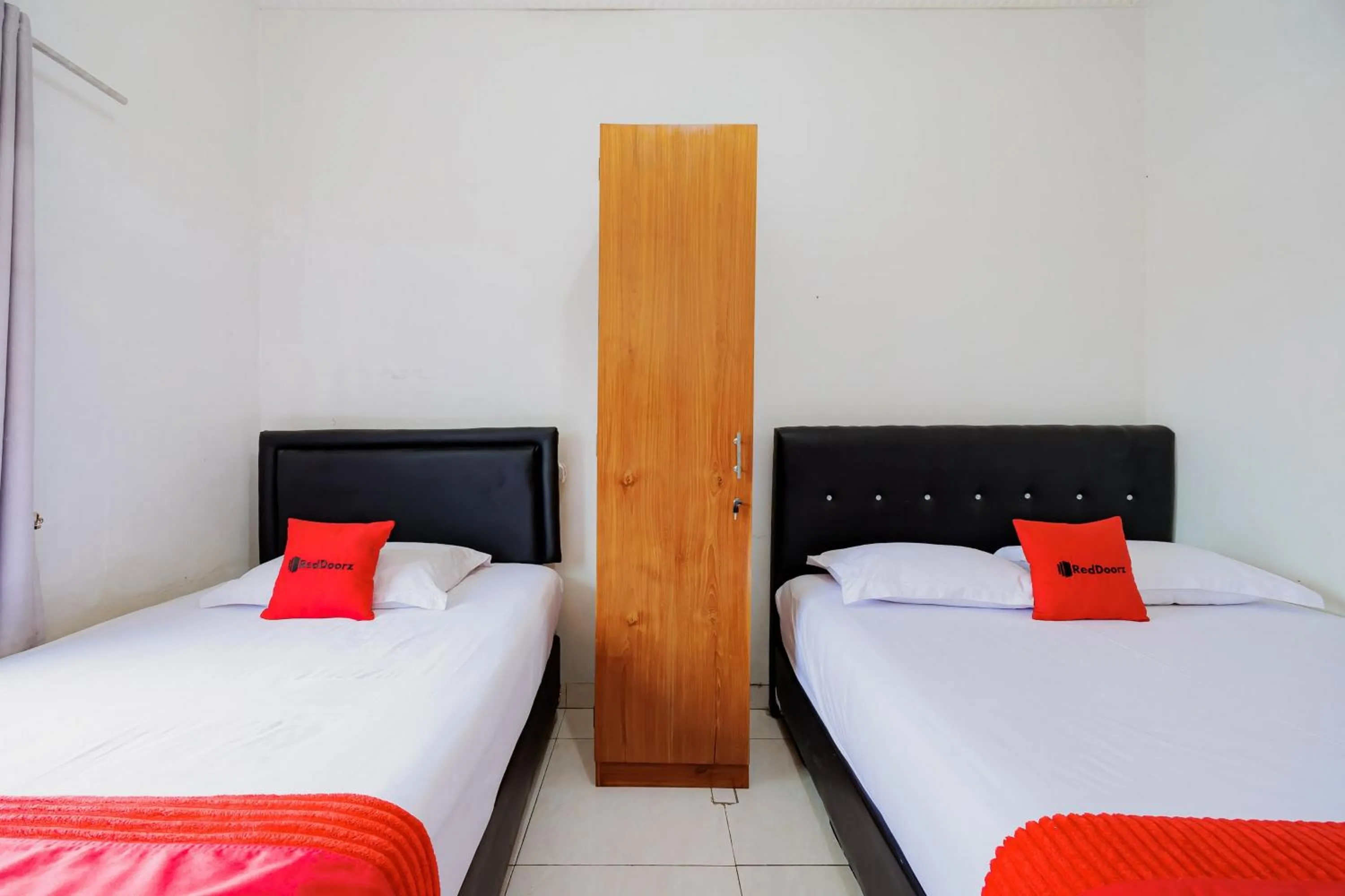 Bedroom, Bed in RedDoorz Syariah near UMS Solo - RSO Soeharso