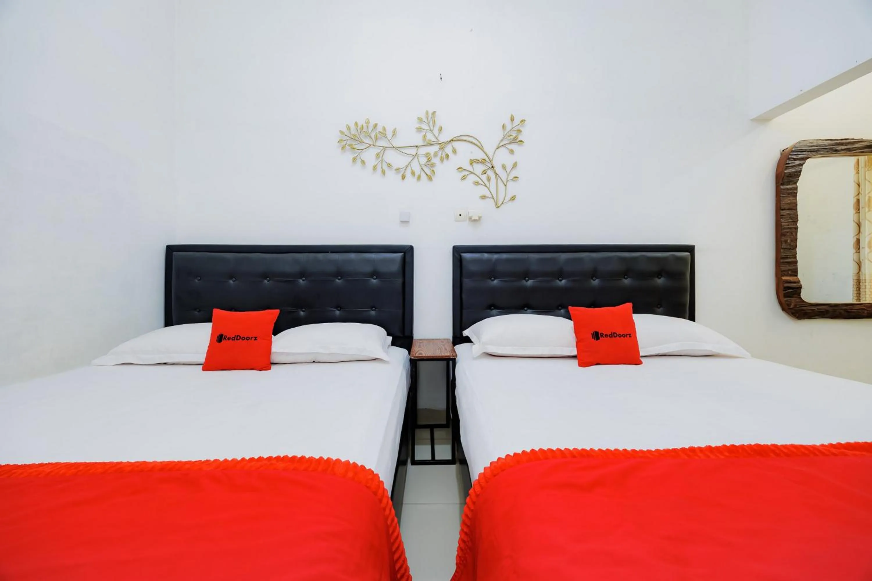 Bedroom, Bed in RedDoorz Syariah near UMS Solo - RSO Soeharso