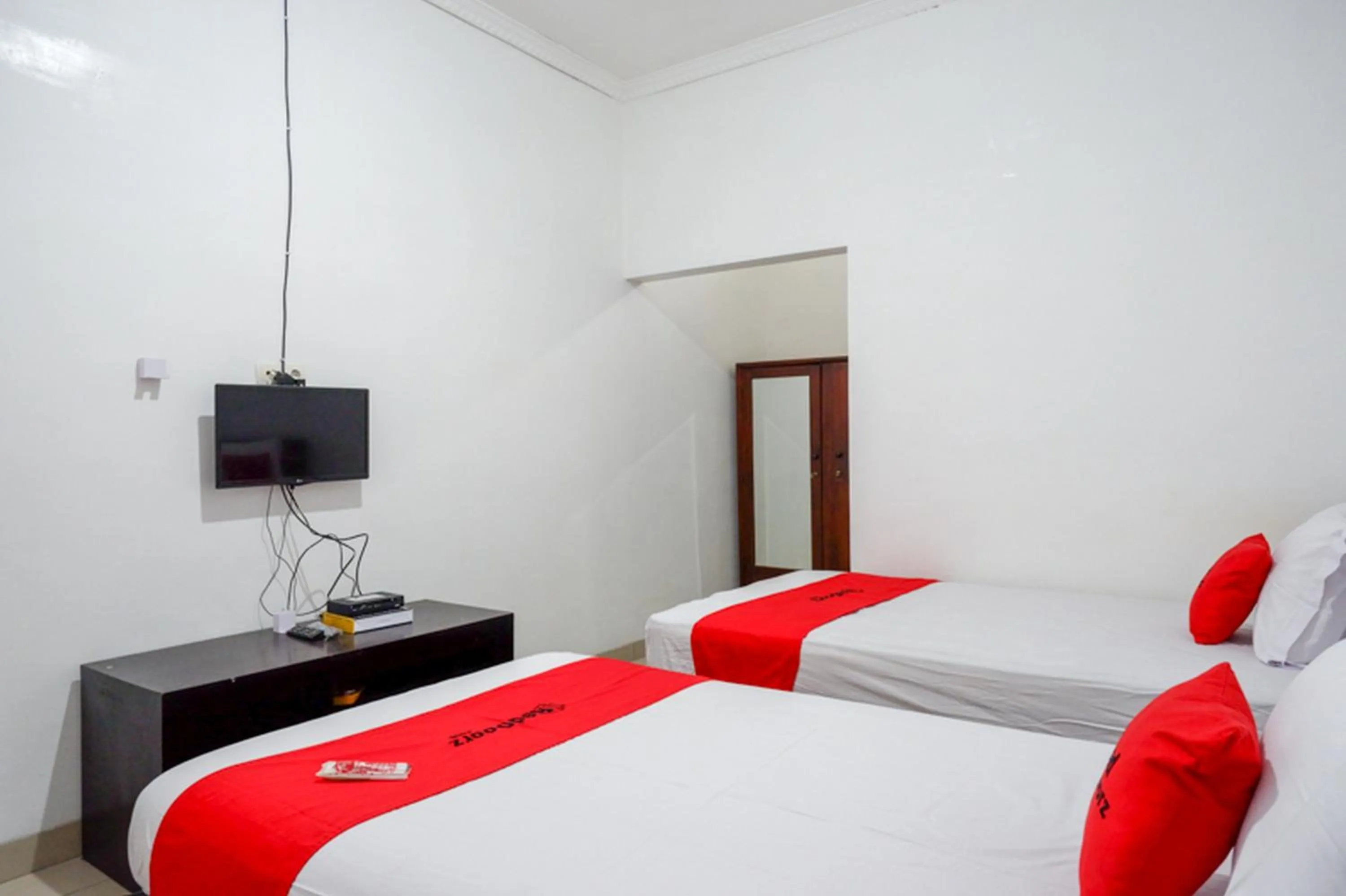 Bed in RedDoorz Syariah near UMS Solo - RSO Soeharso