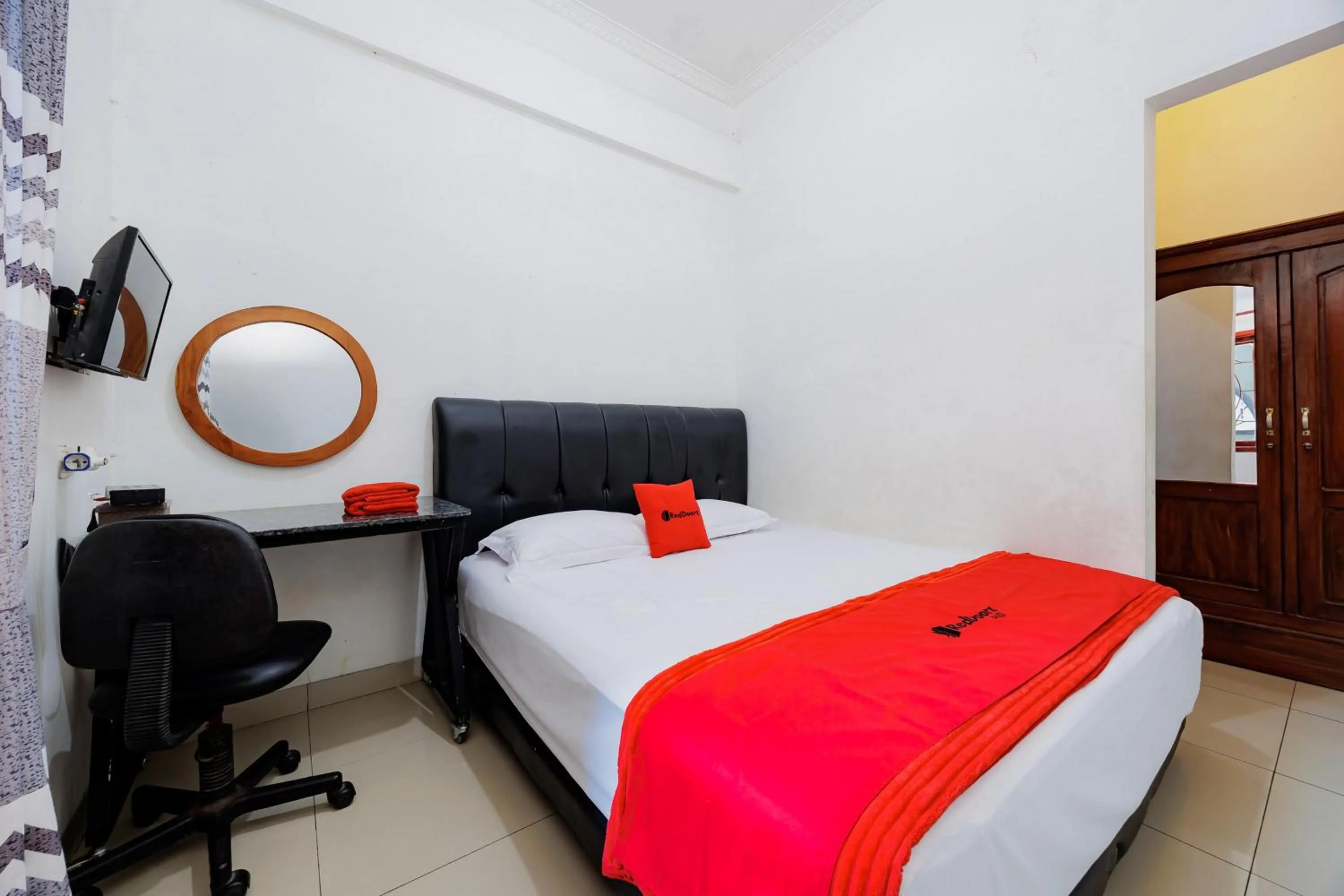 Bedroom, Bed in RedDoorz Syariah near UMS Solo - RSO Soeharso