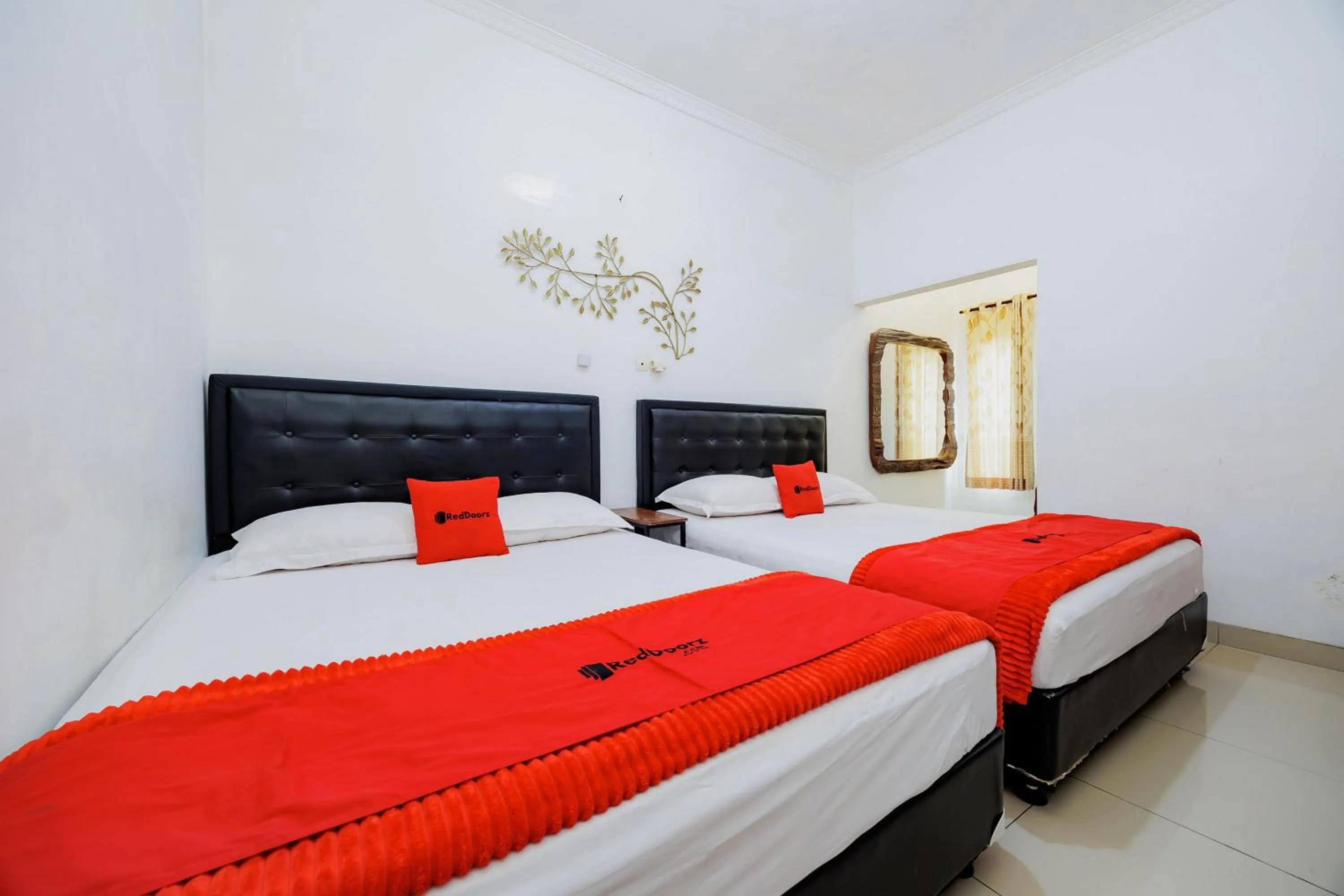 Bedroom, Bed in RedDoorz Syariah near UMS Solo - RSO Soeharso