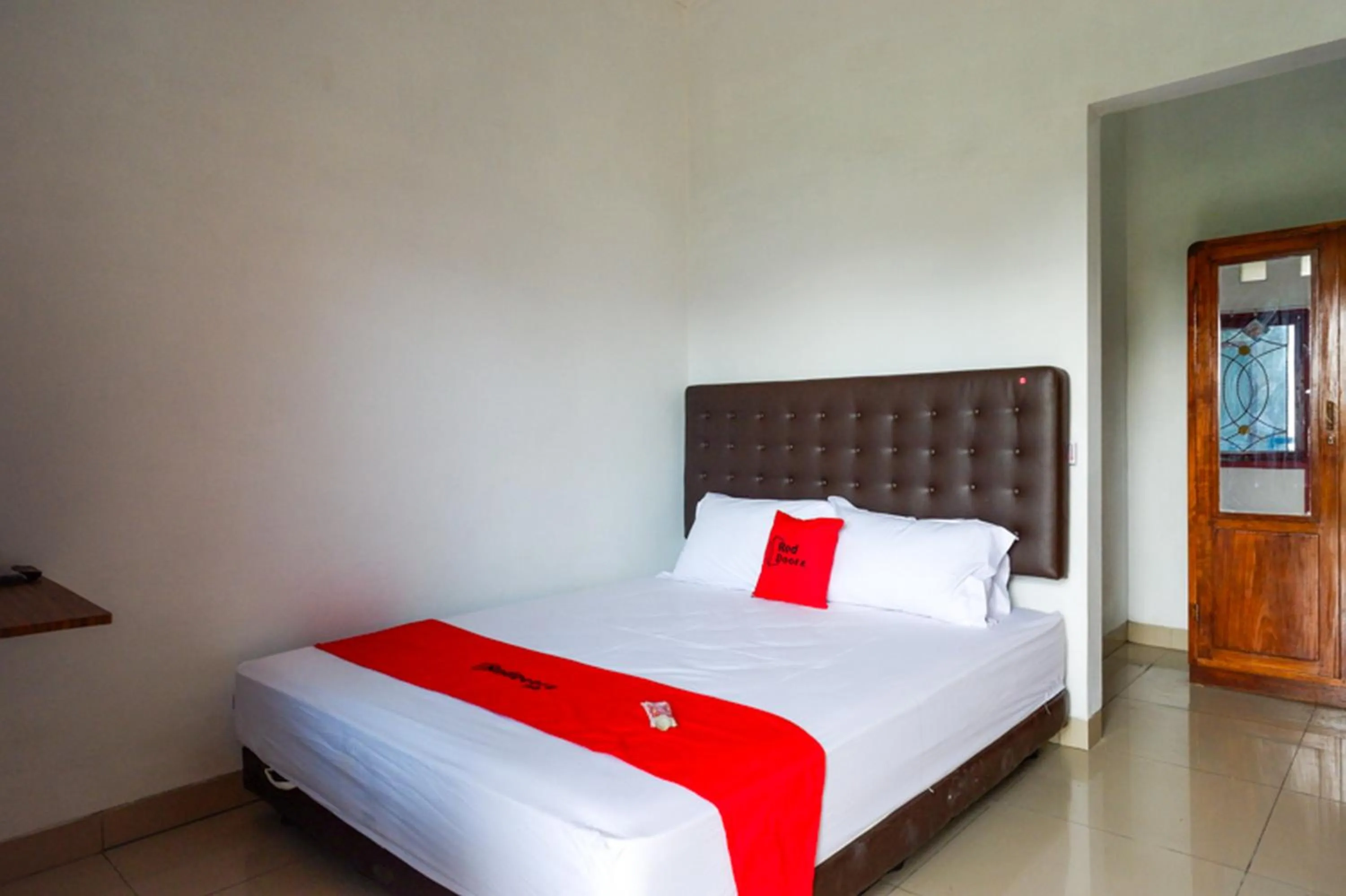 Photo of the whole room, Bed in RedDoorz Syariah near UMS Solo - RSO Soeharso