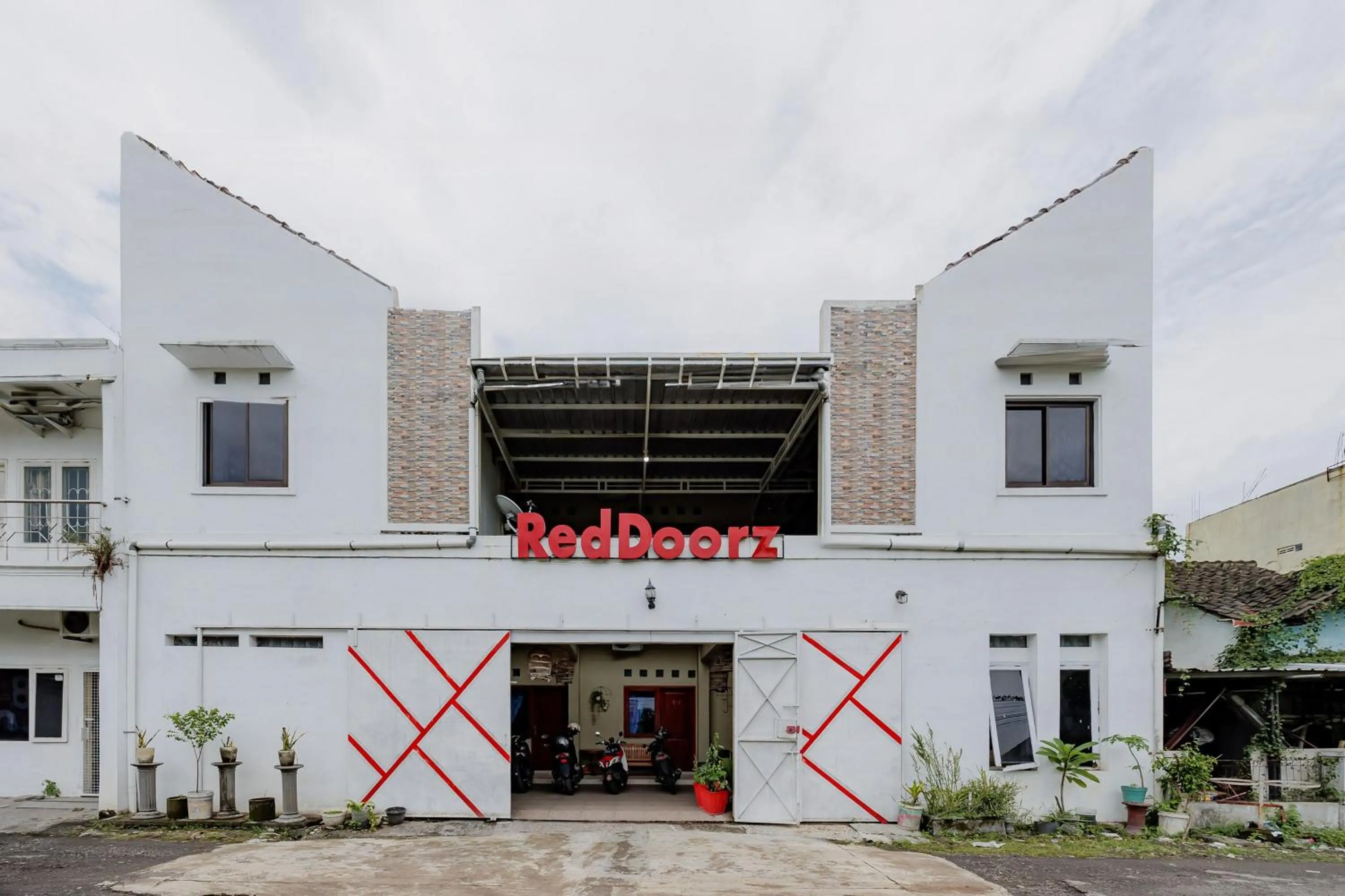 Facade/entrance in RedDoorz Syariah near UMS Solo - RSO Soeharso