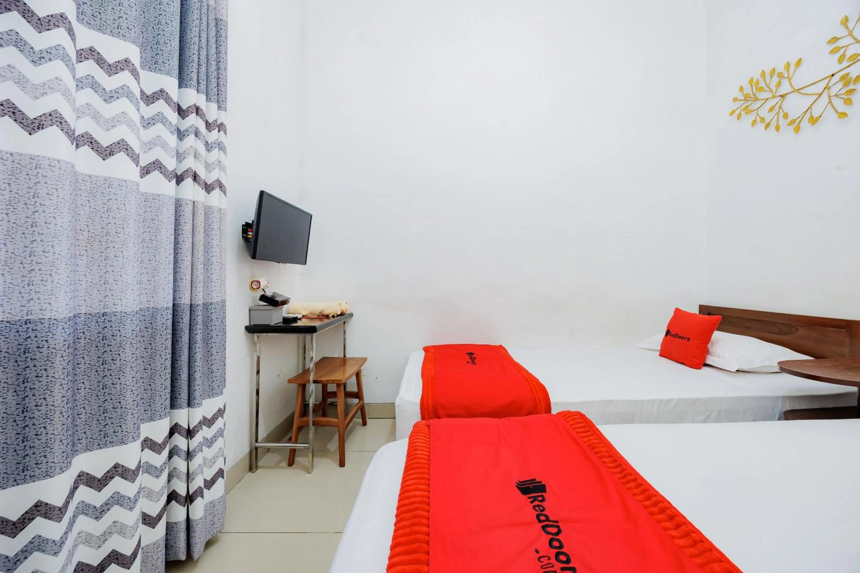 Bedroom, Bed in RedDoorz Syariah near UMS Solo - RSO Soeharso