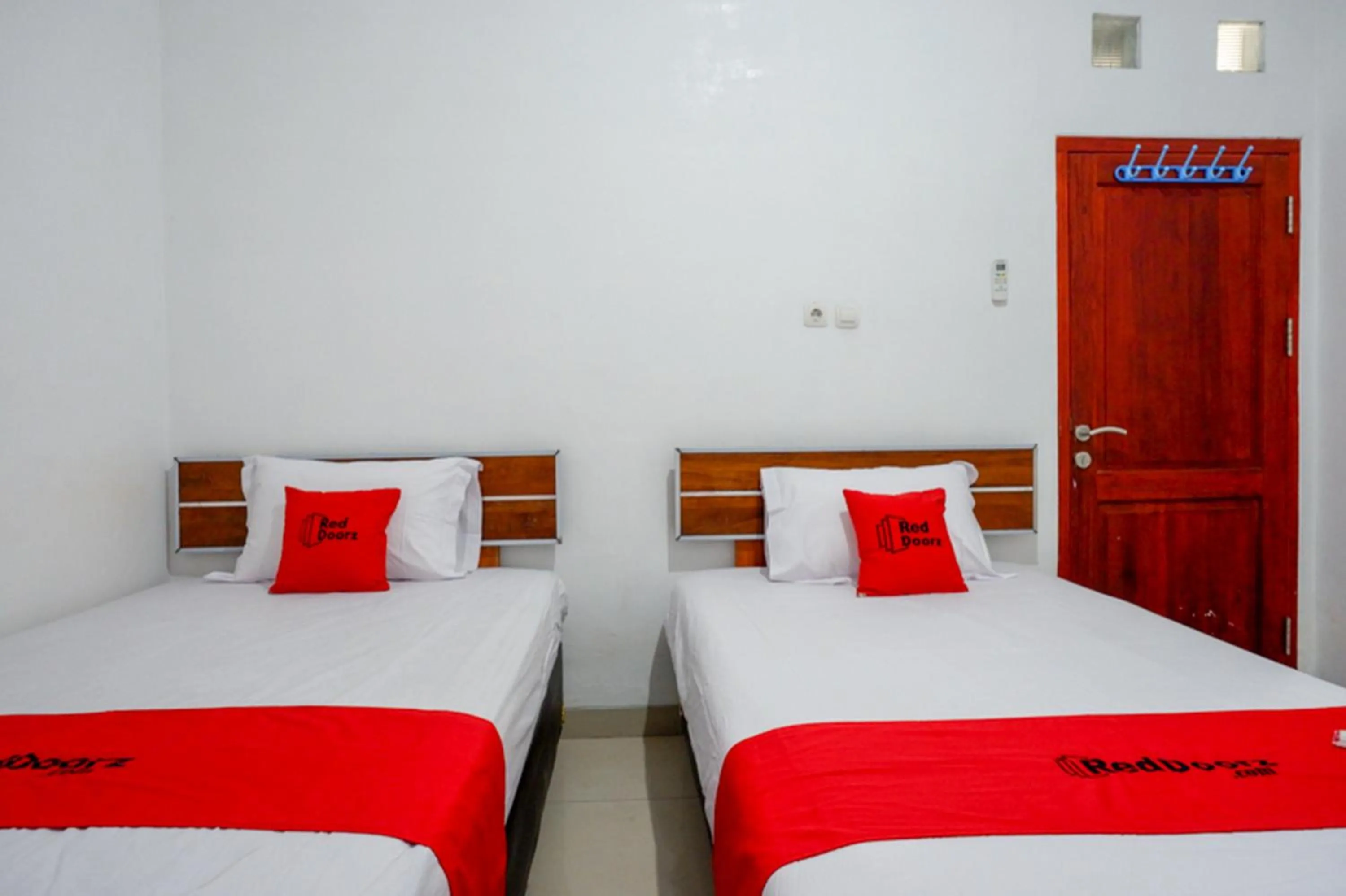 Bed in RedDoorz Syariah near UMS Solo - RSO Soeharso