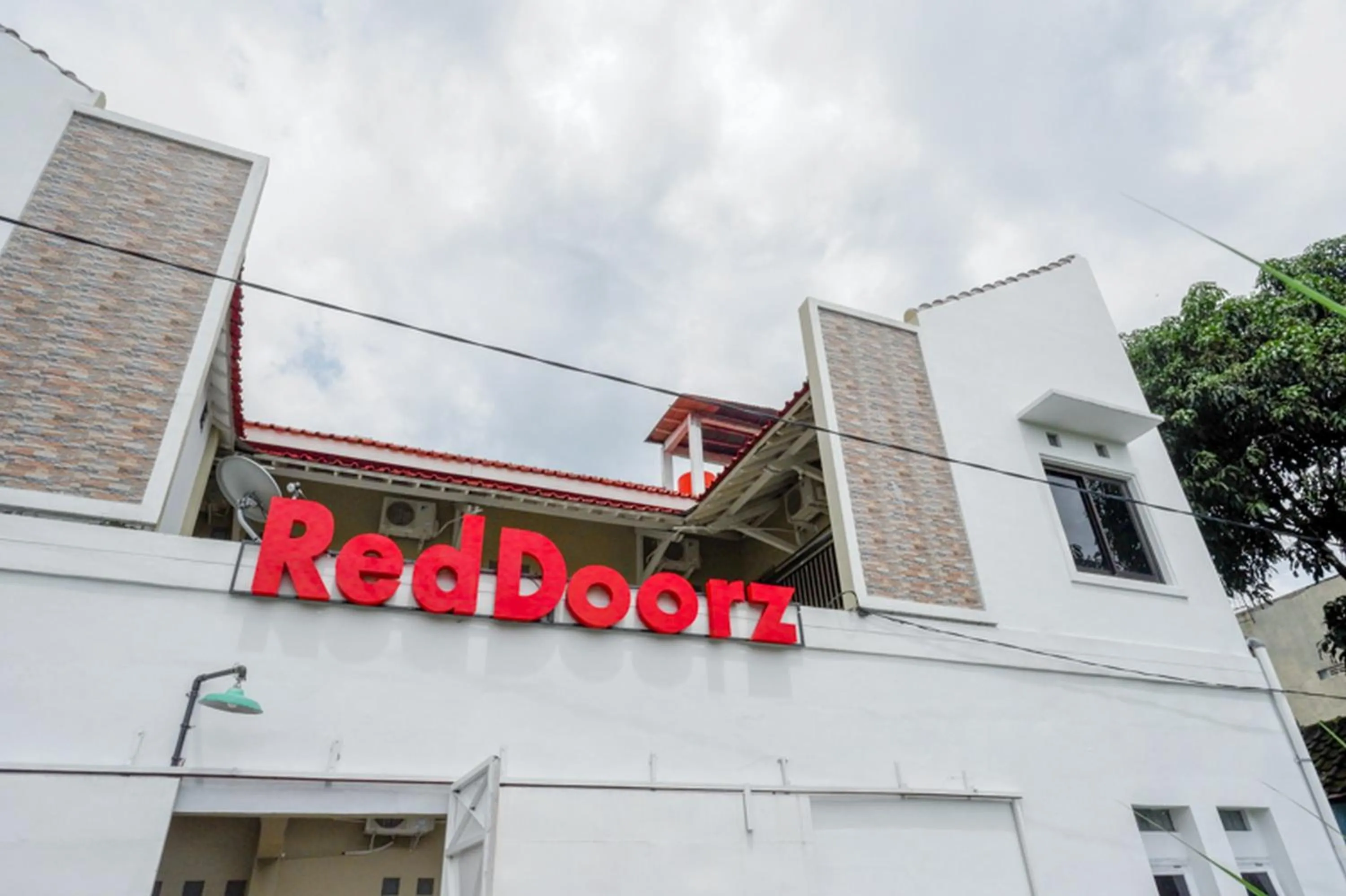 Property logo or sign in RedDoorz Syariah near UMS Solo - RSO Soeharso