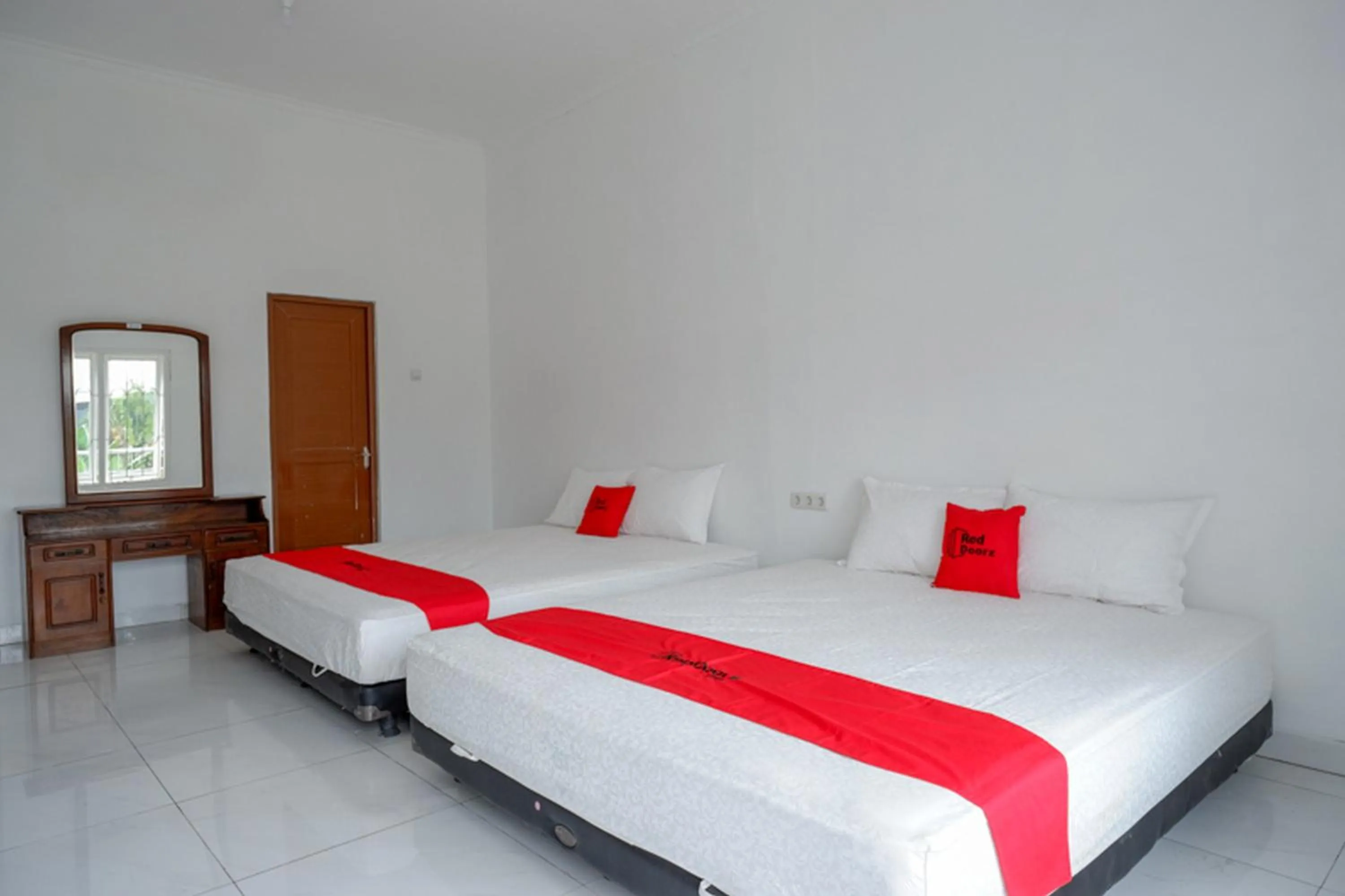 Bed in RedDoorz Syariah near UMS Solo - RSO Soeharso