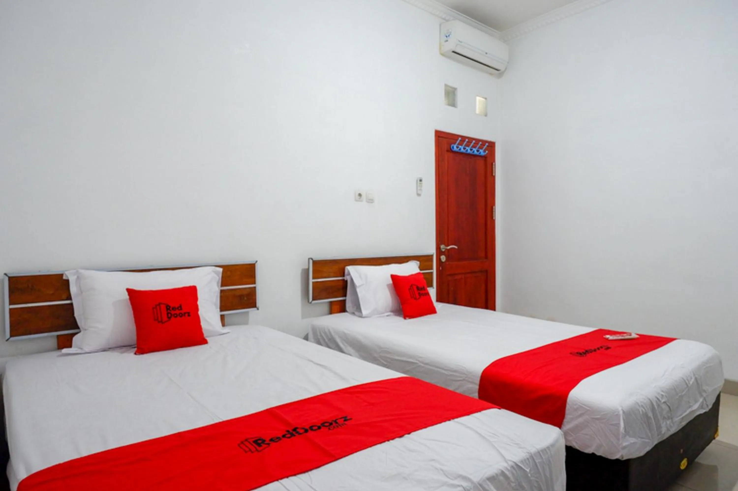Bed in RedDoorz Syariah near UMS Solo - RSO Soeharso