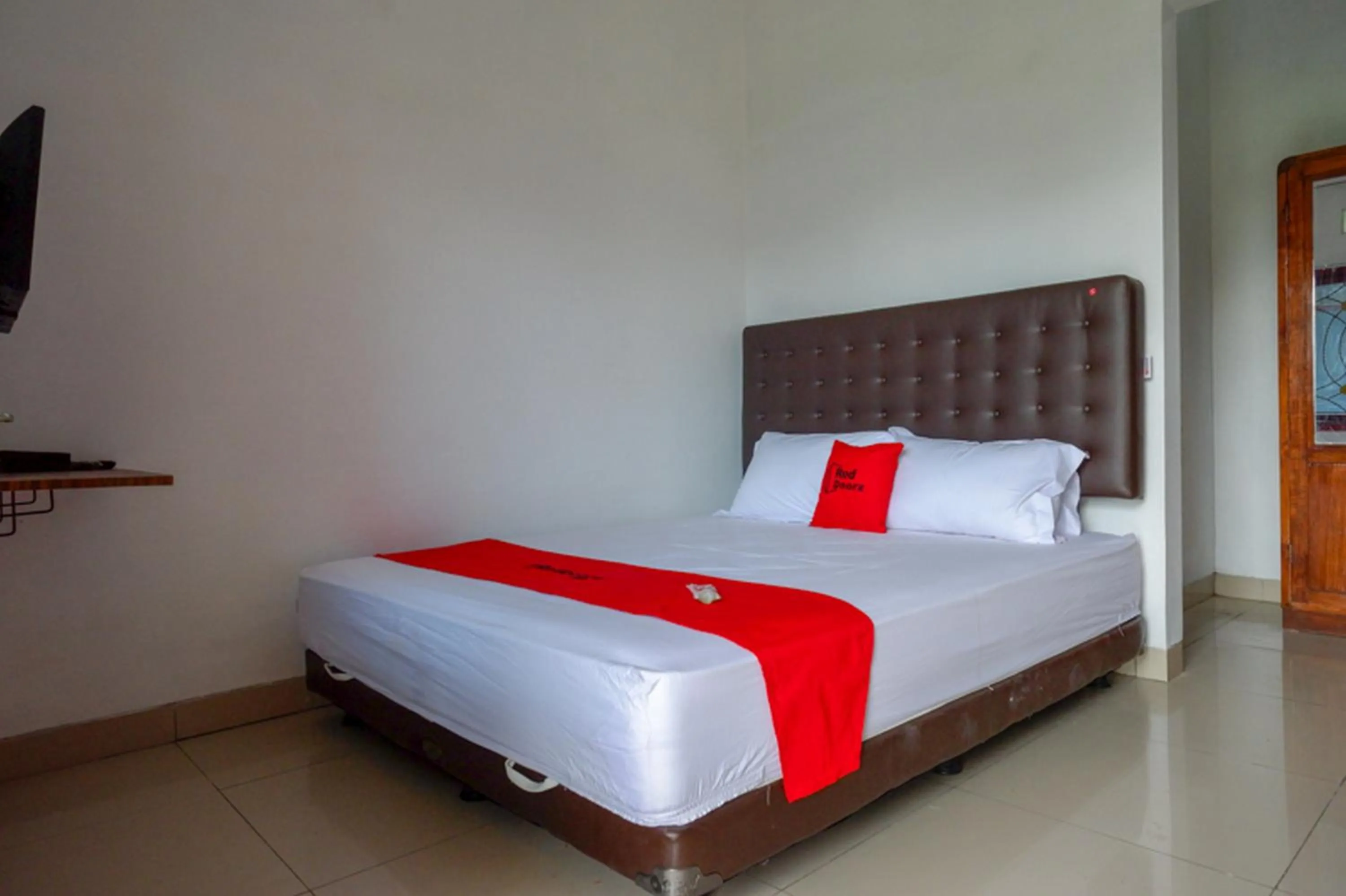 Bed in RedDoorz Syariah near UMS Solo - RSO Soeharso