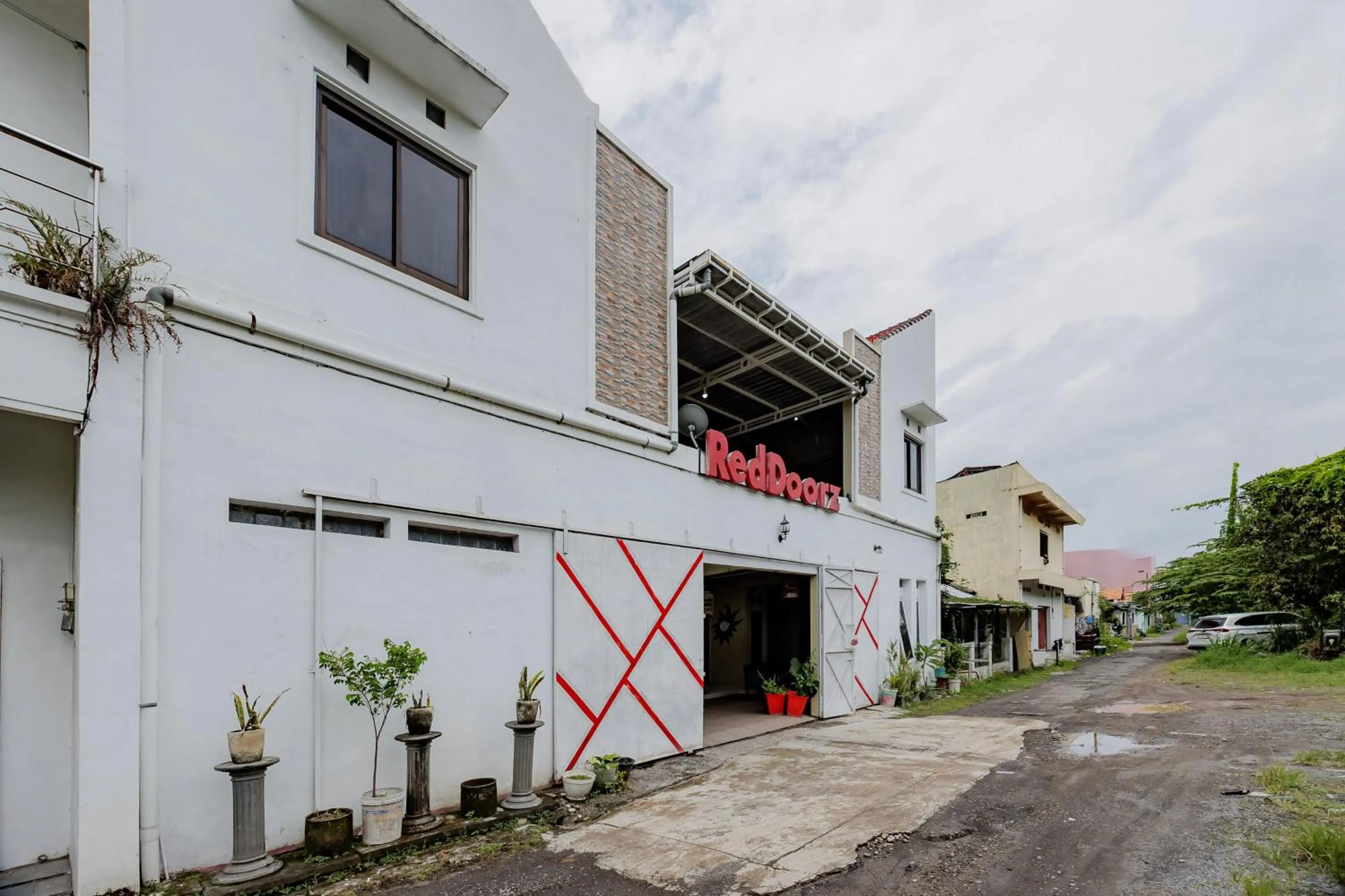 Facade/entrance in RedDoorz Syariah near UMS Solo - RSO Soeharso