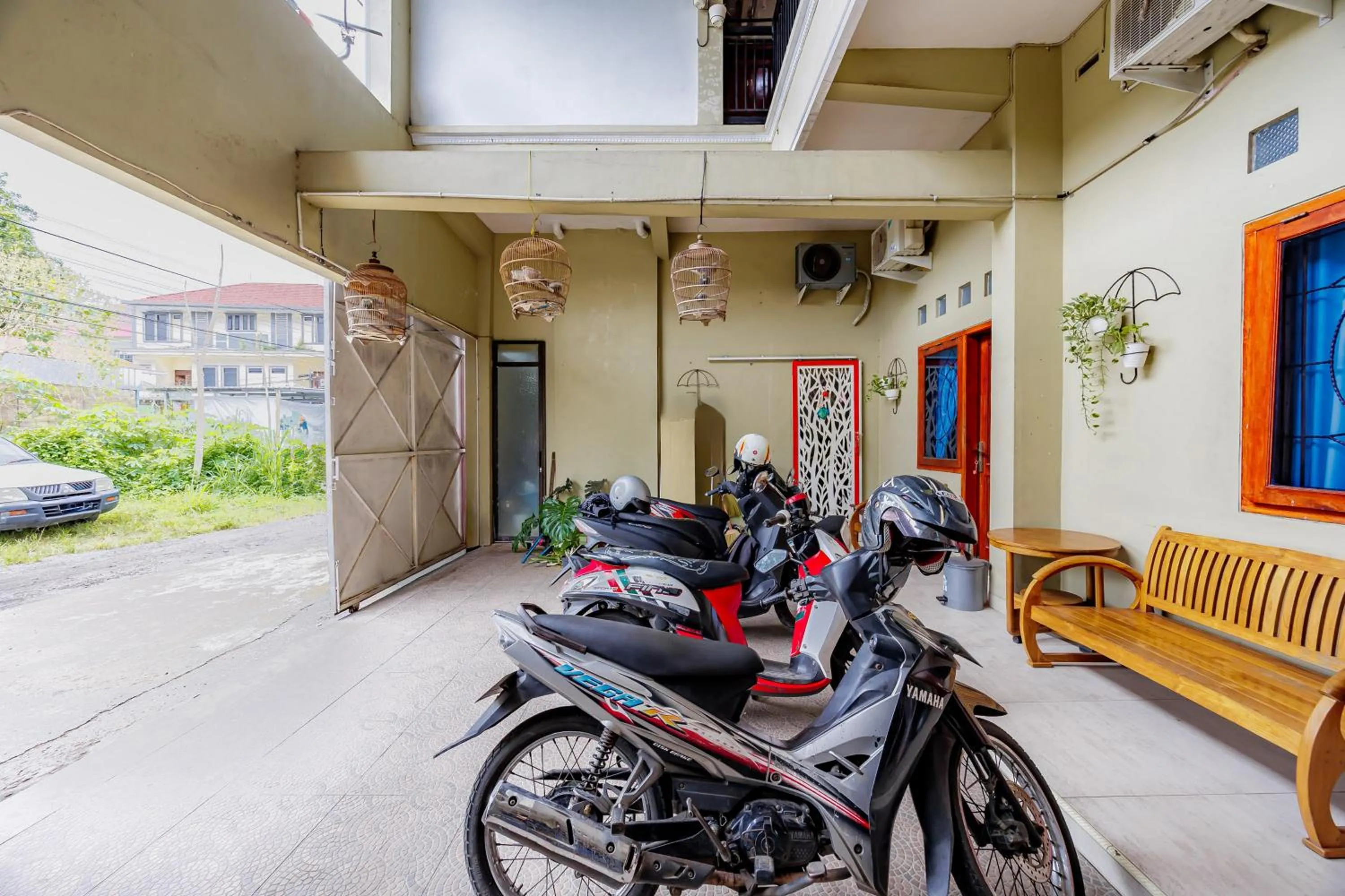 Parking in RedDoorz Syariah near UMS Solo - RSO Soeharso