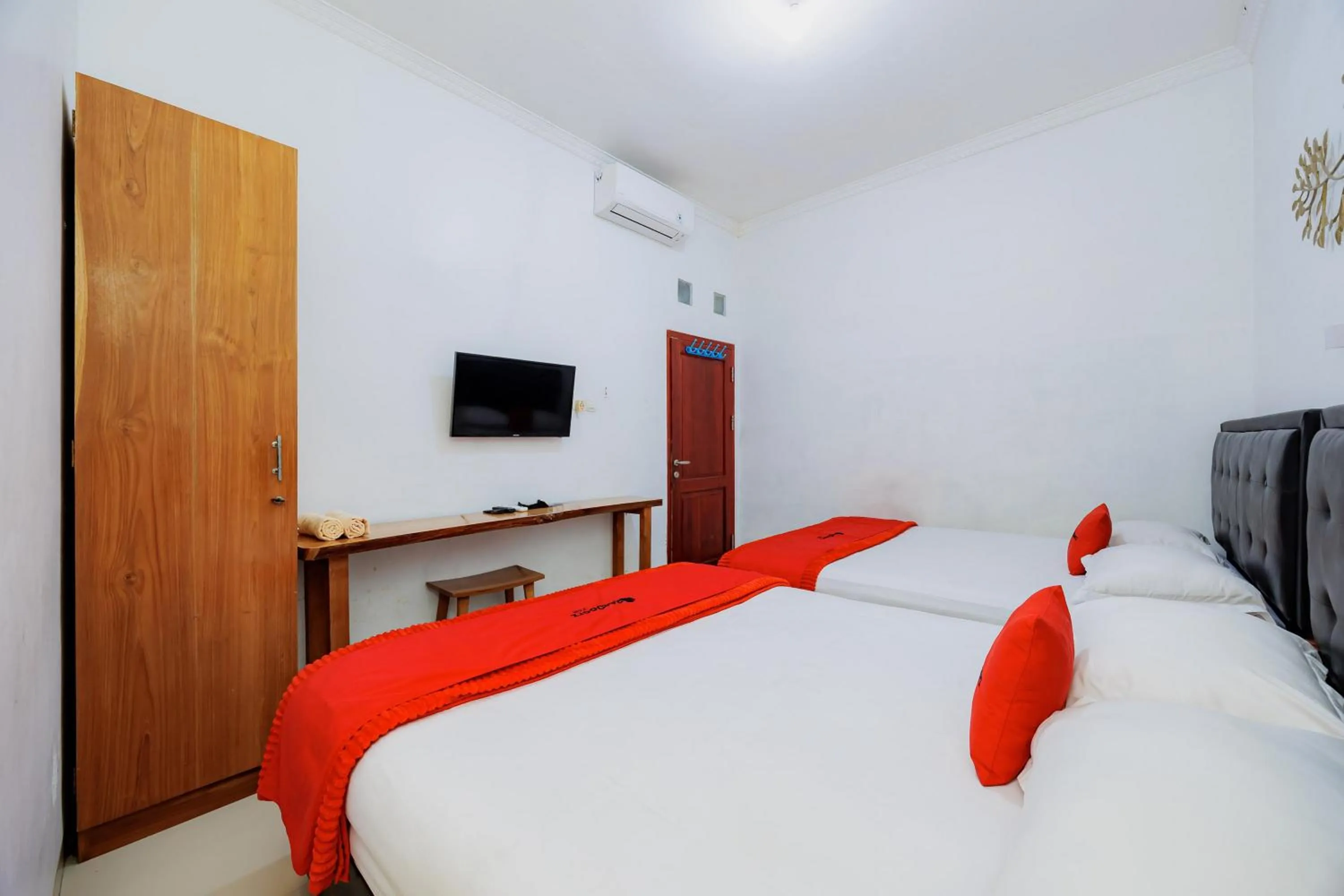 Bedroom, Bed in RedDoorz Syariah near UMS Solo - RSO Soeharso